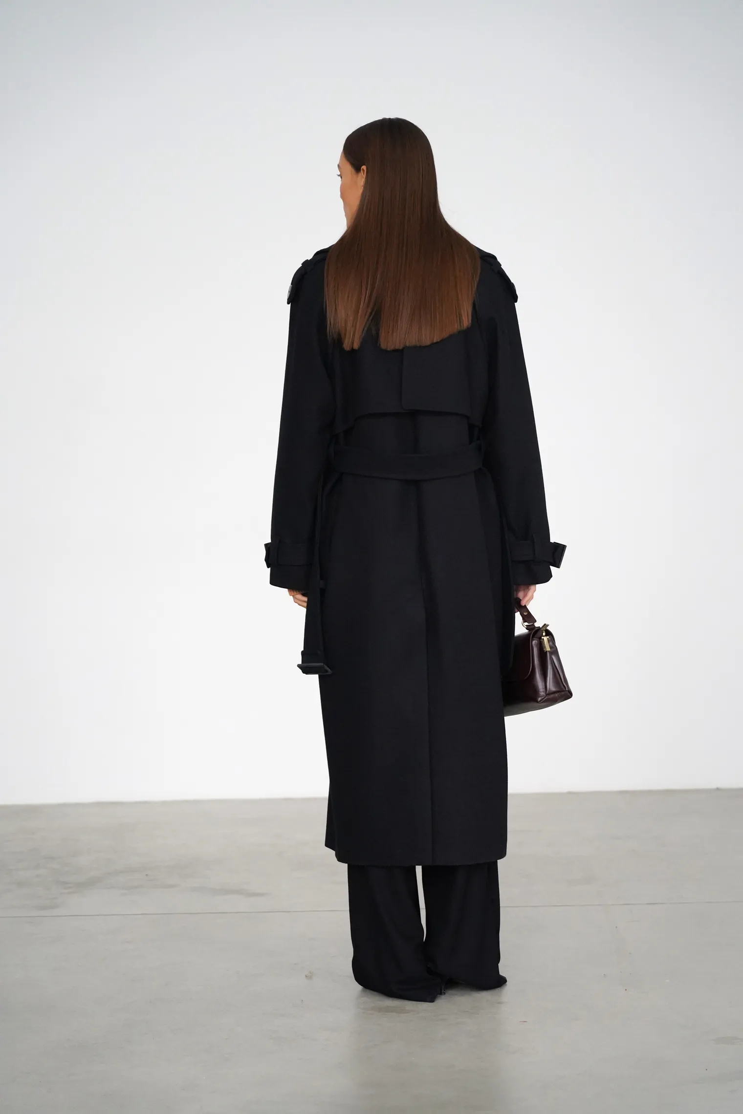 Двубортное пальто-тренч с рукавом реглан чёрного цвета фото 8