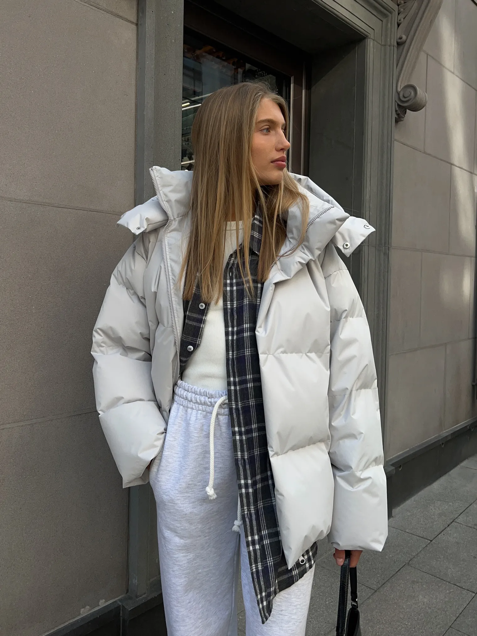 Пуховик Montclair пепельного цвета фото 34
