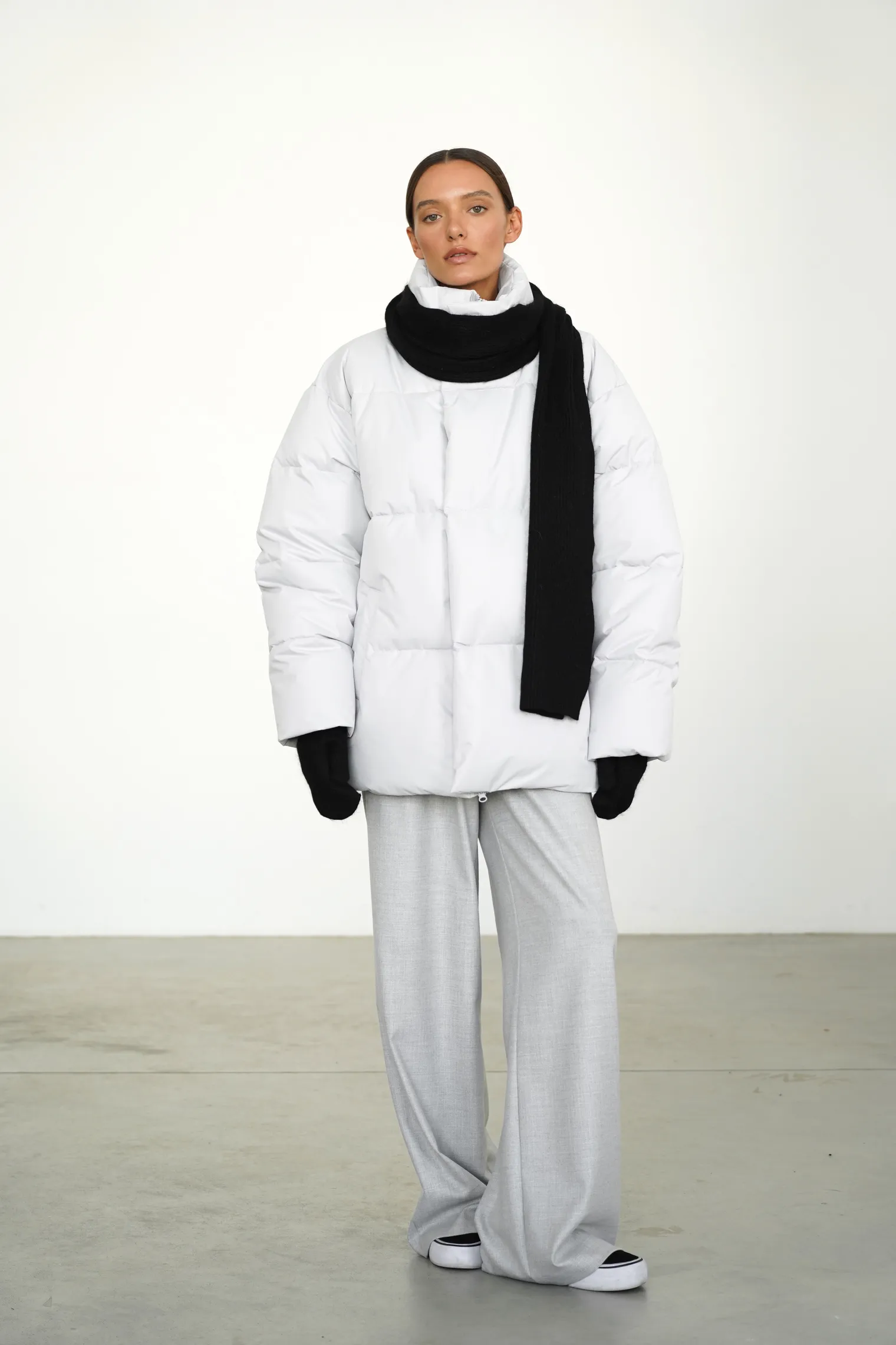 Пуховик стёганный с капюшоном пепельного цвета фото 8