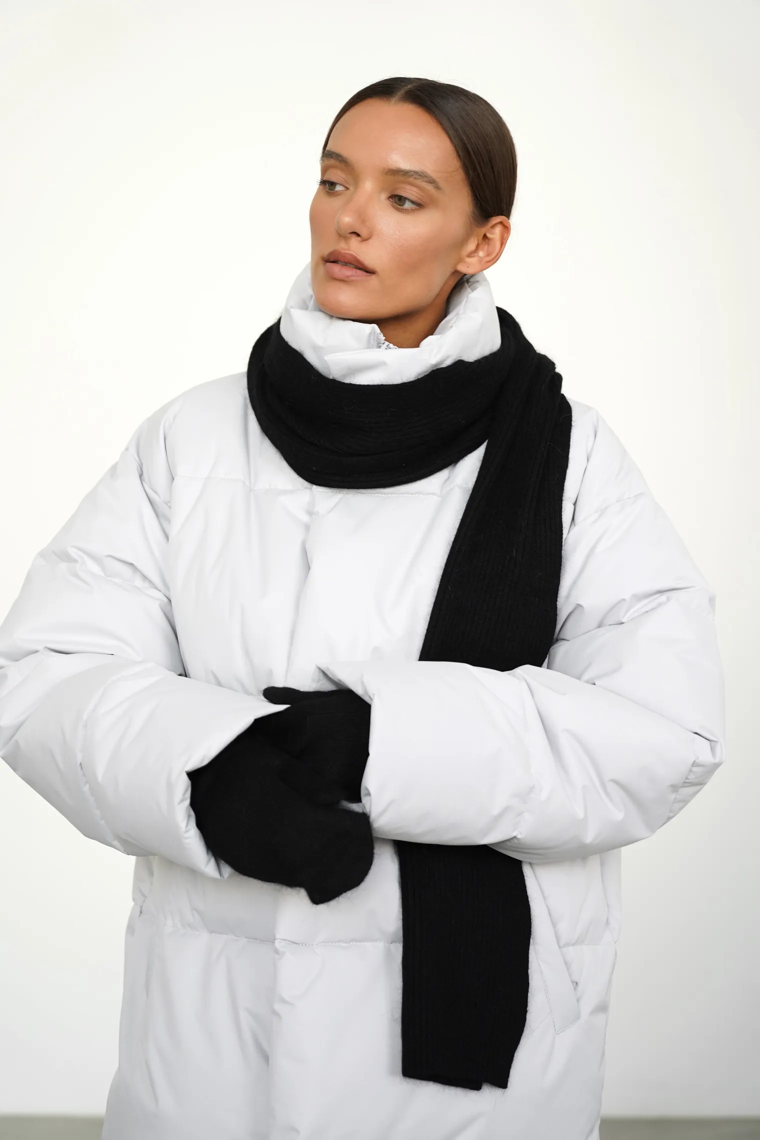 Пуховик стёганный с капюшоном пепельного цвета фото 7