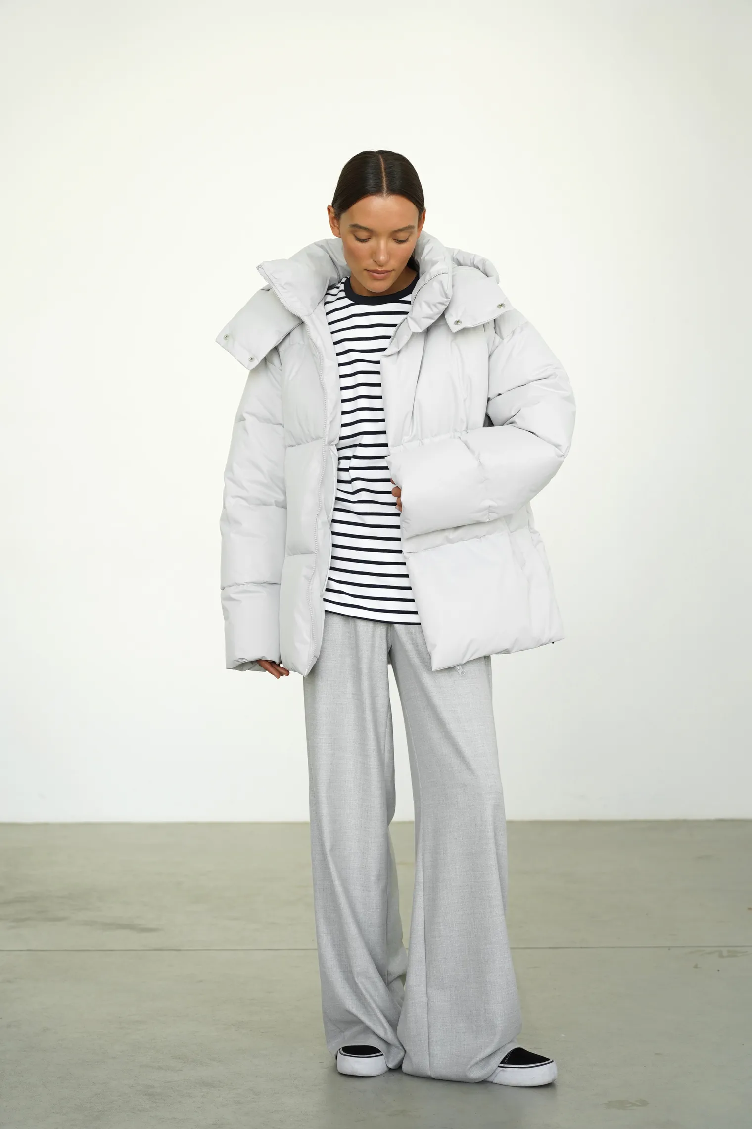 Пуховик стёганный с капюшоном пепельного цвета фото 1