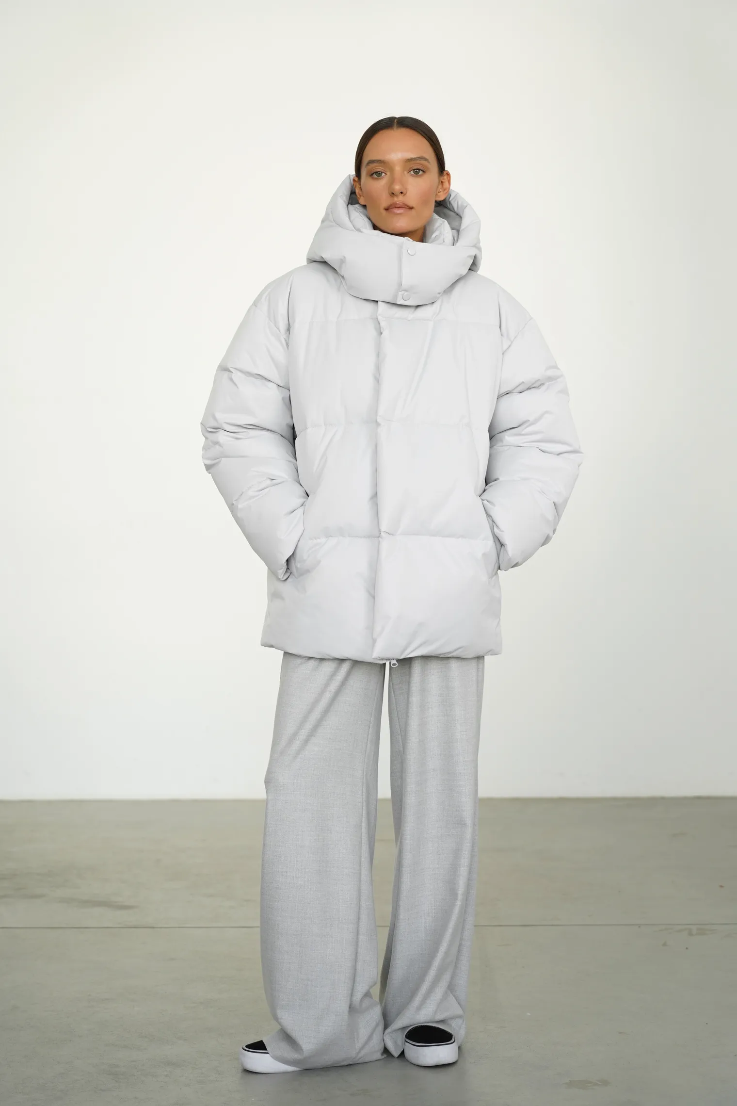 Пуховик стёганный с капюшоном пепельного цвета фото 6