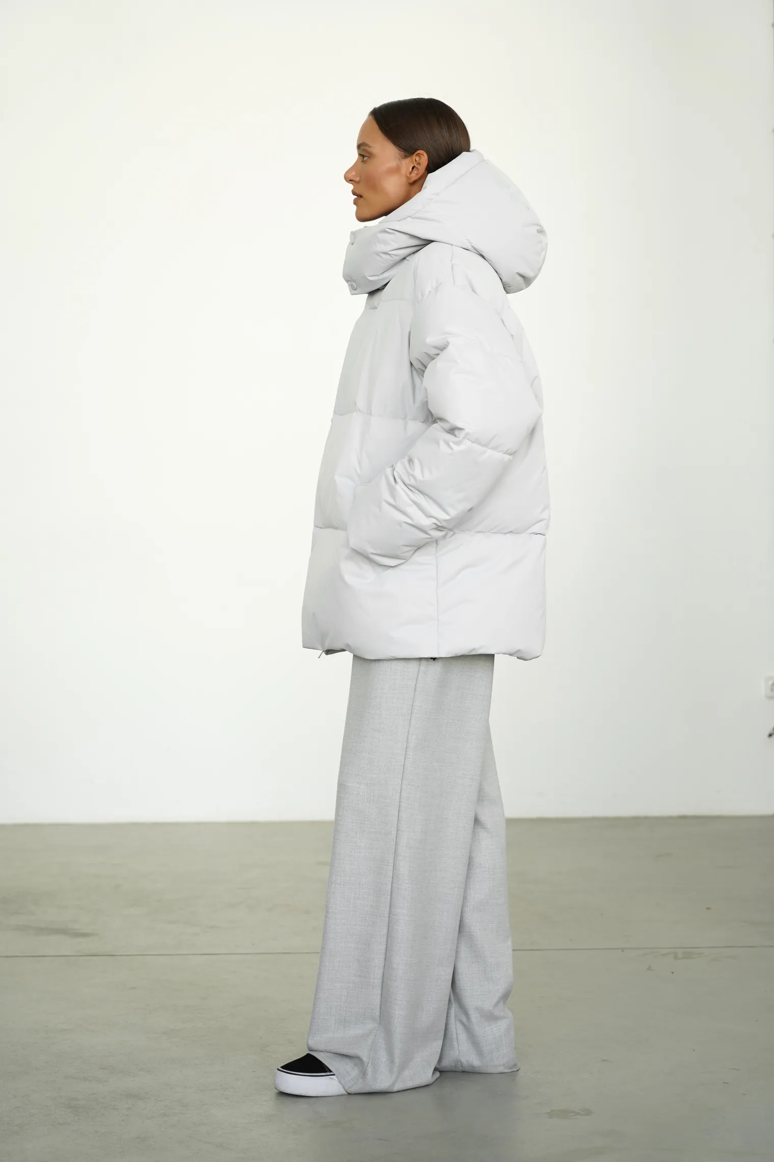 Пуховик стёганный с капюшоном пепельного цвета фото 3