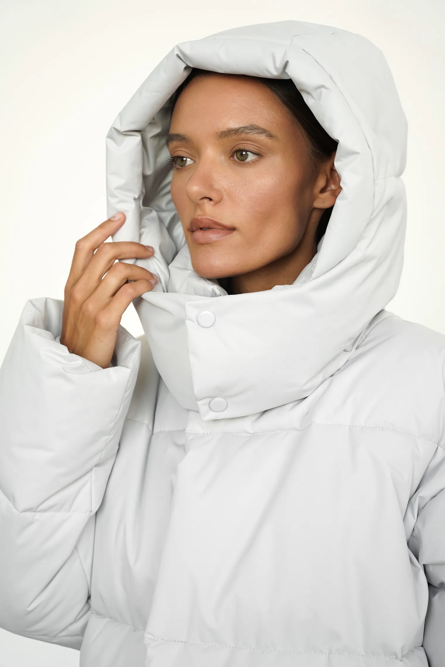 Пуховик стёганный с капюшоном пепельного цвета фото 2