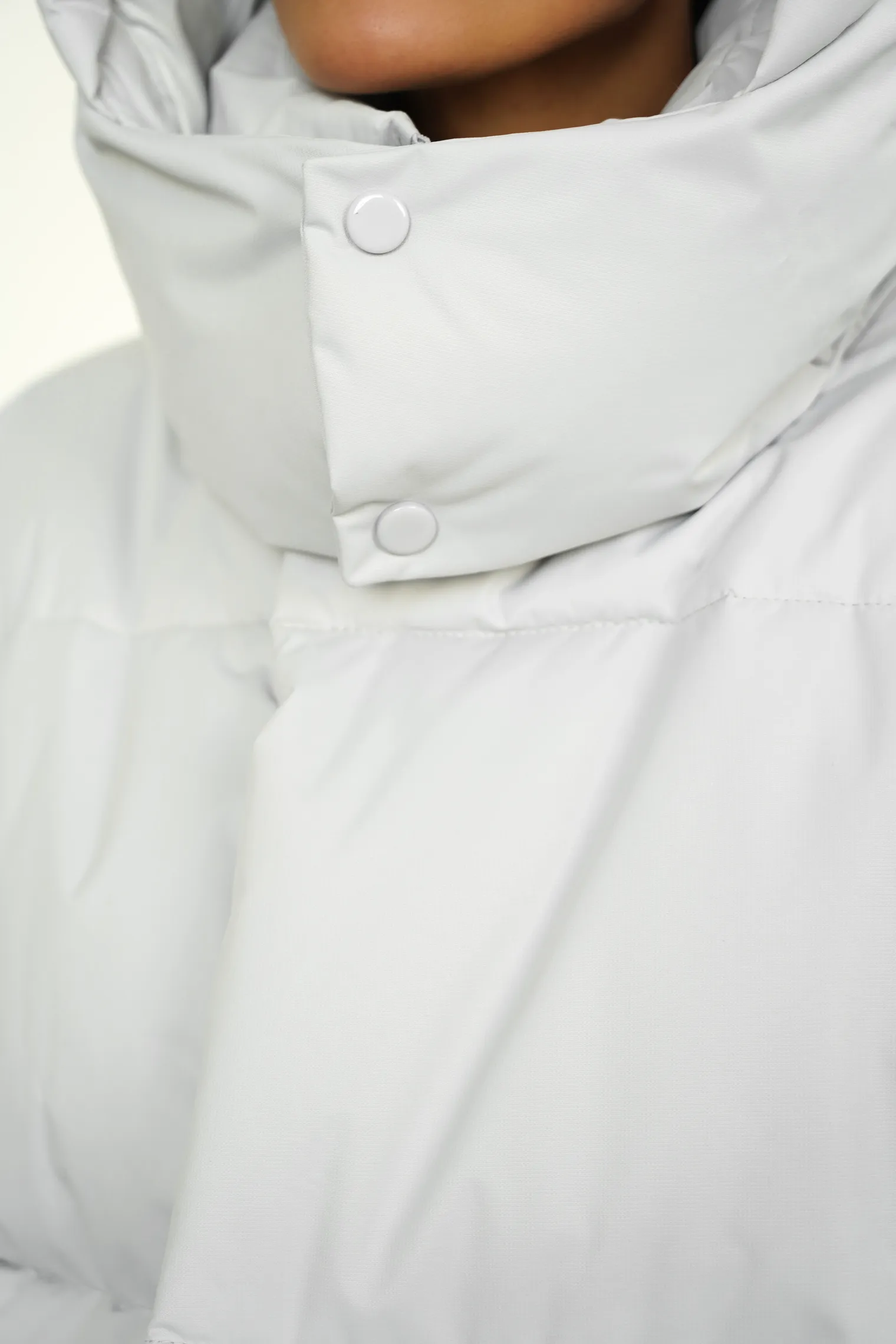 Пуховик стёганный с капюшоном пепельного цвета фото 5