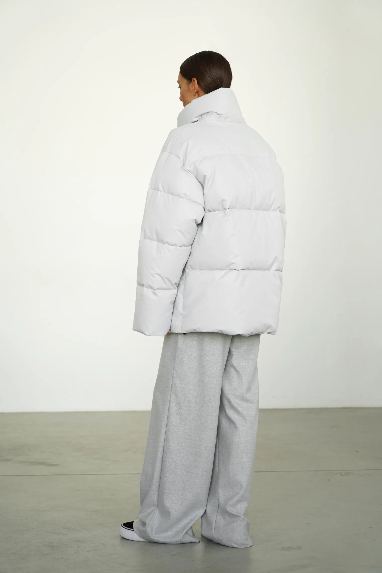 Пуховик стёганный с капюшоном пепельного цвета фото 4