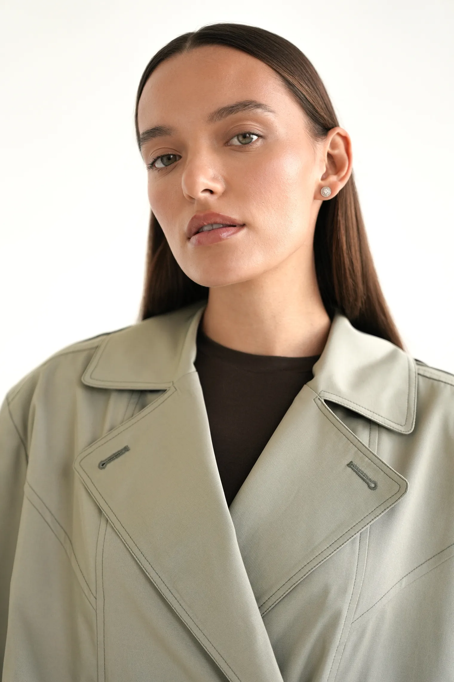 Тренч двубортный с поясом оливкового цвета фото 6