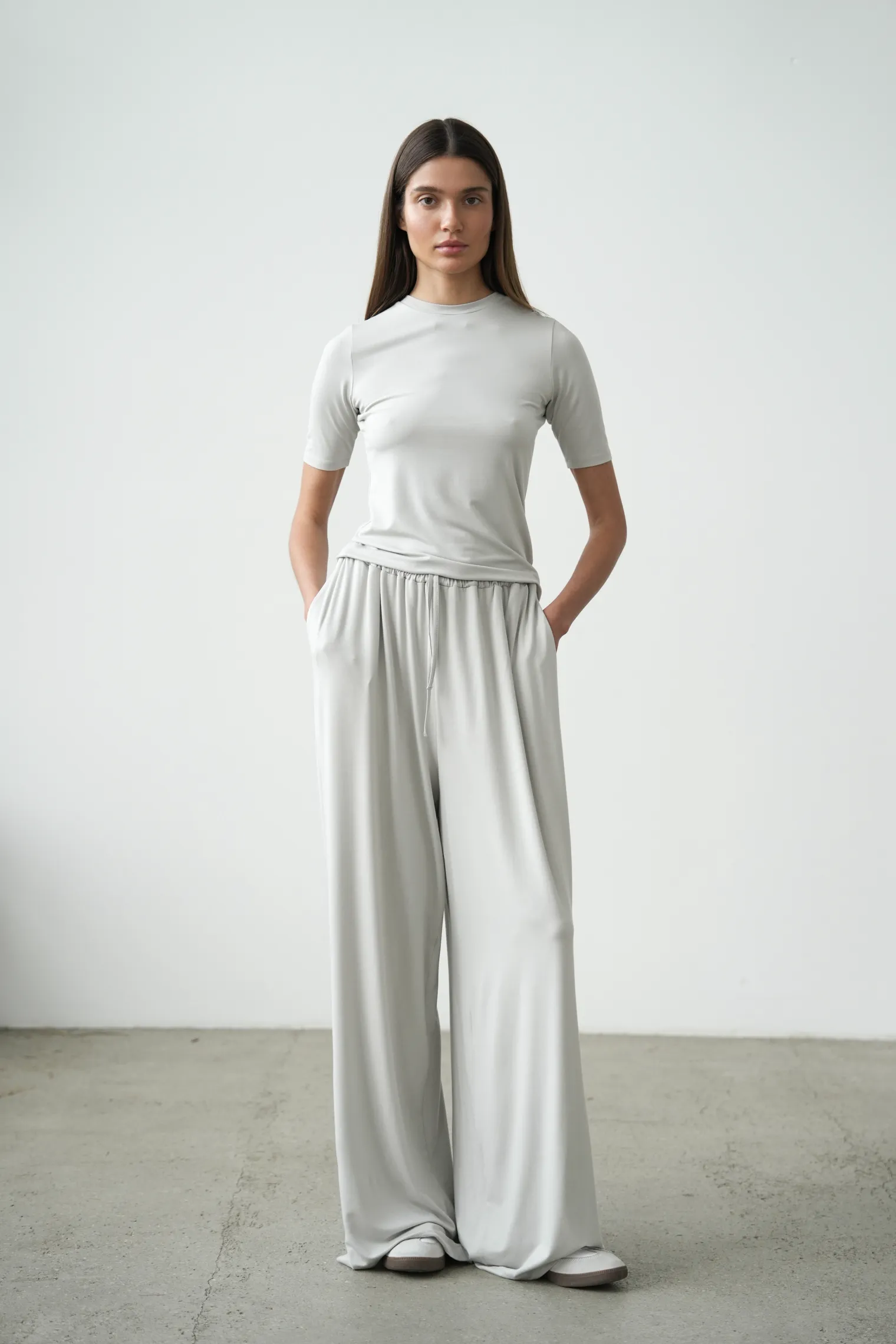 Брюки из тонкого трикотажа пепельного цвета фото 1