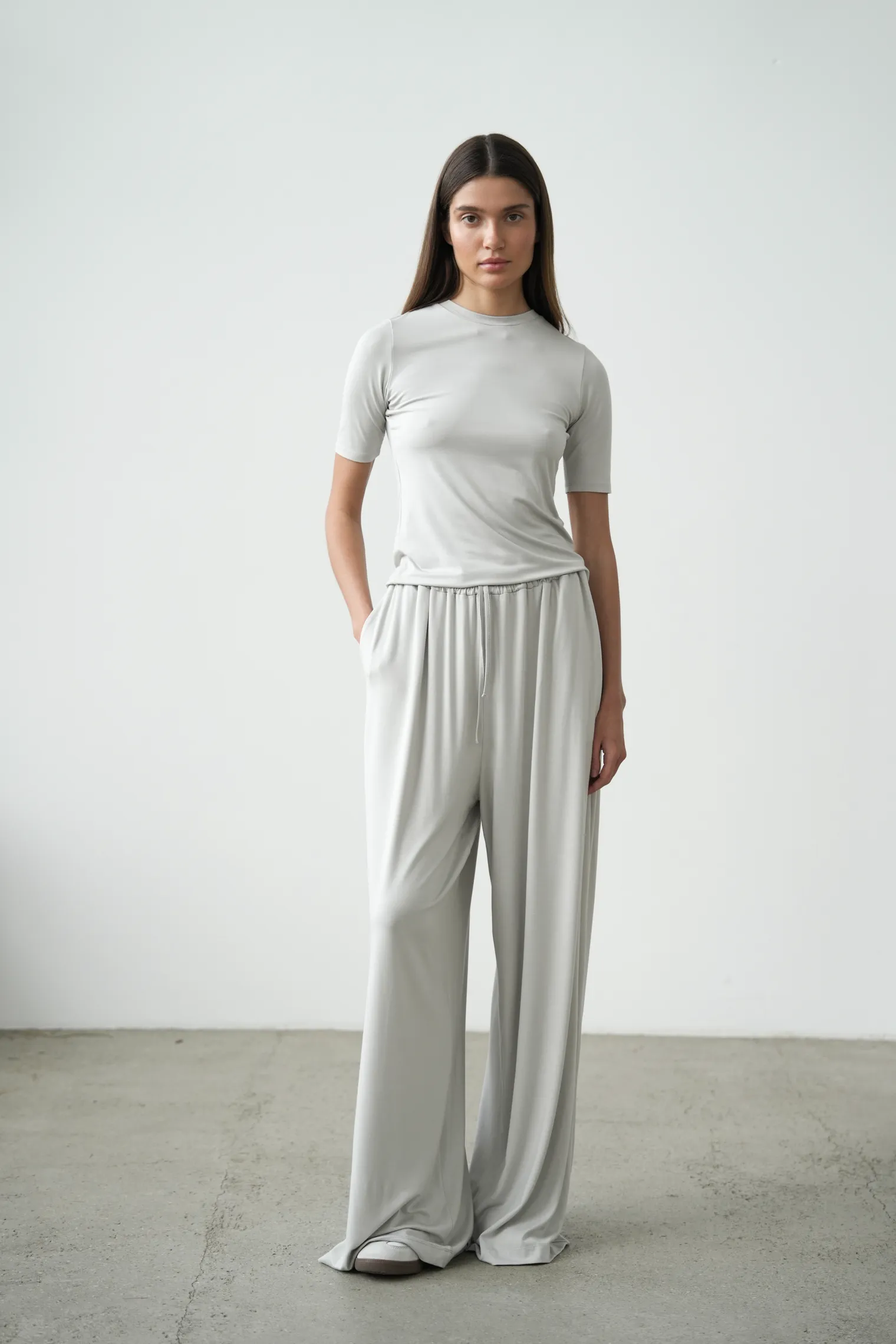 Брюки из тонкого трикотажа пепельного цвета фото 3