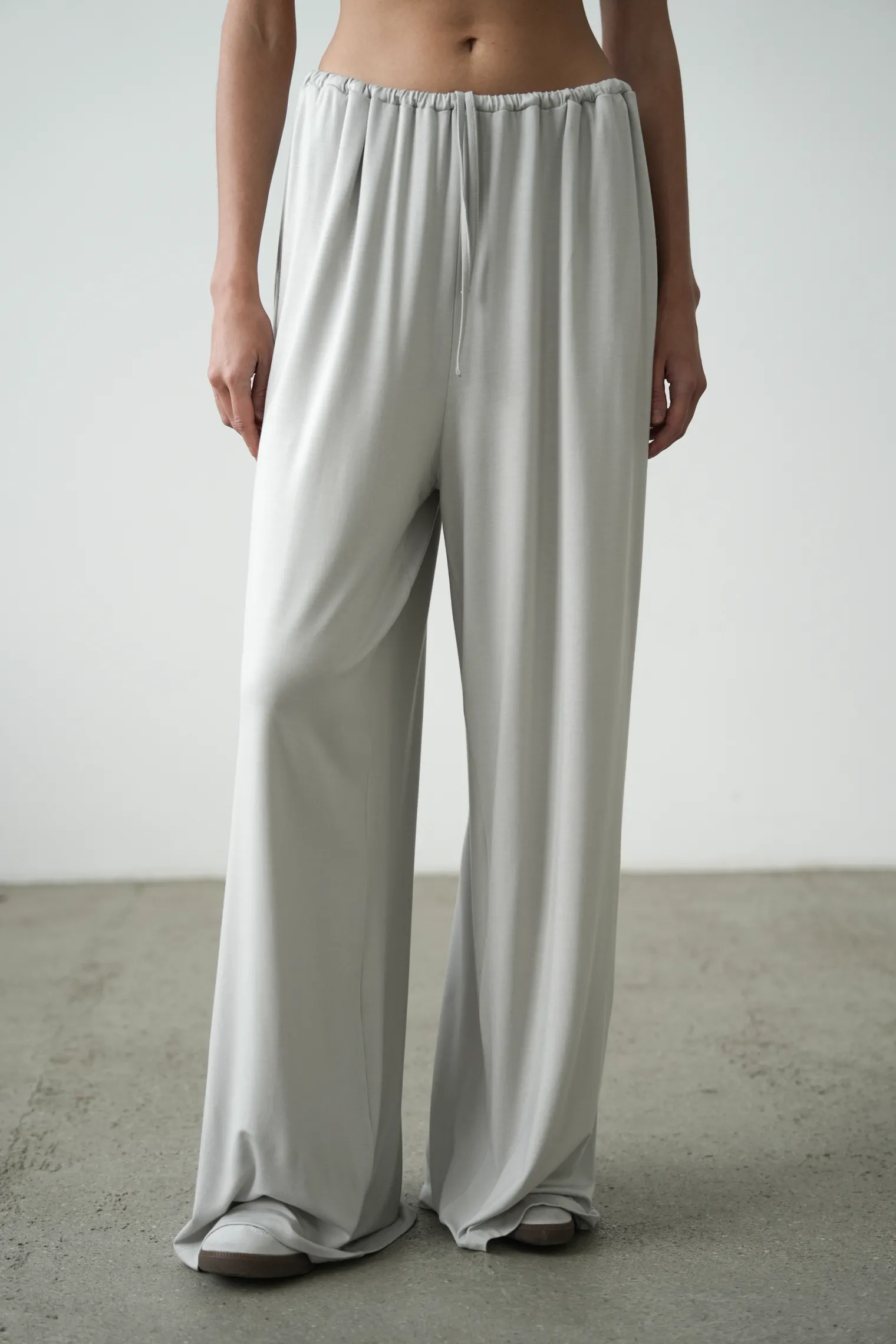 Брюки из тонкого трикотажа пепельного цвета фото 6