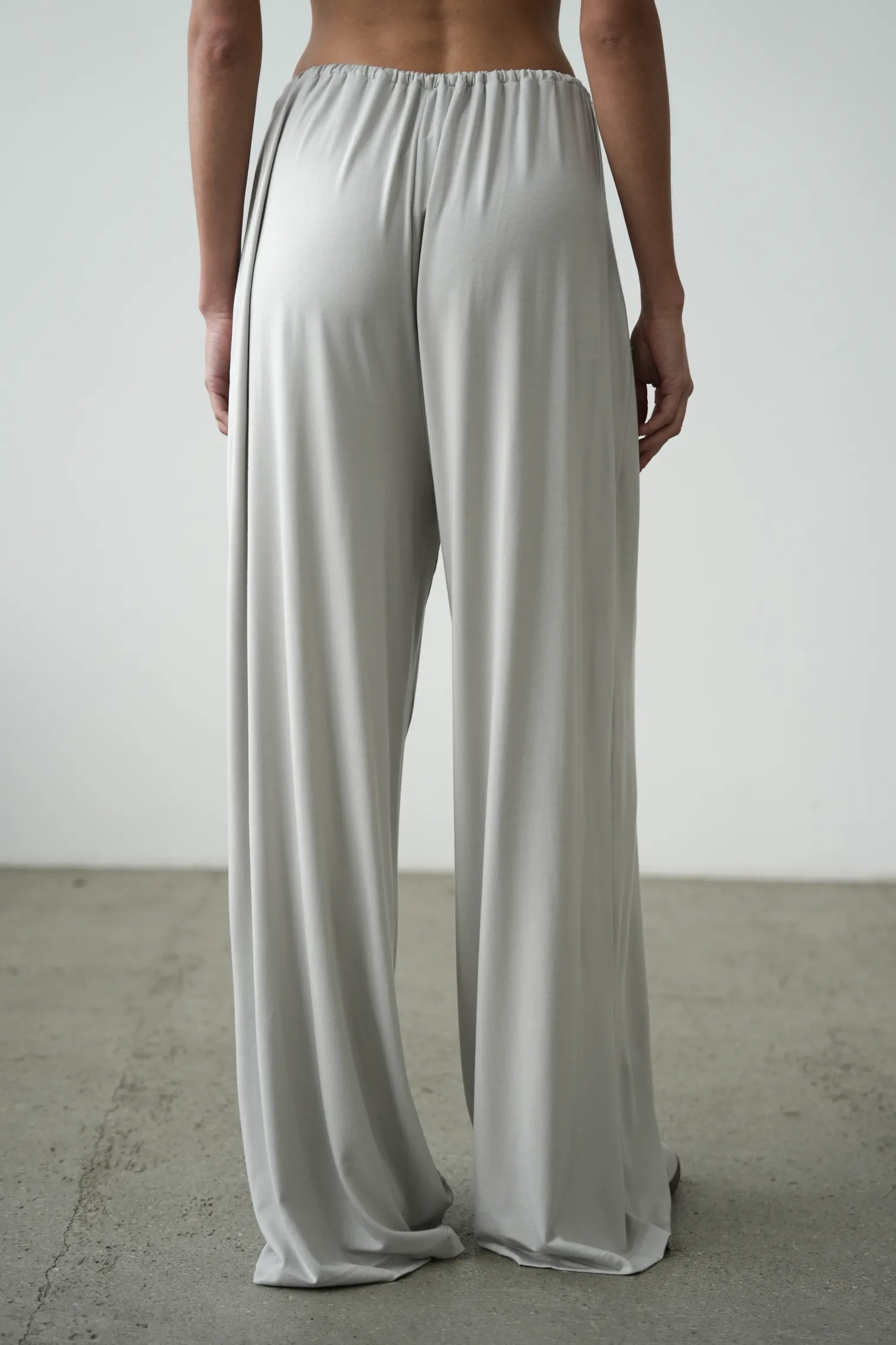 Брюки из тонкого трикотажа пепельного цвета фото 4