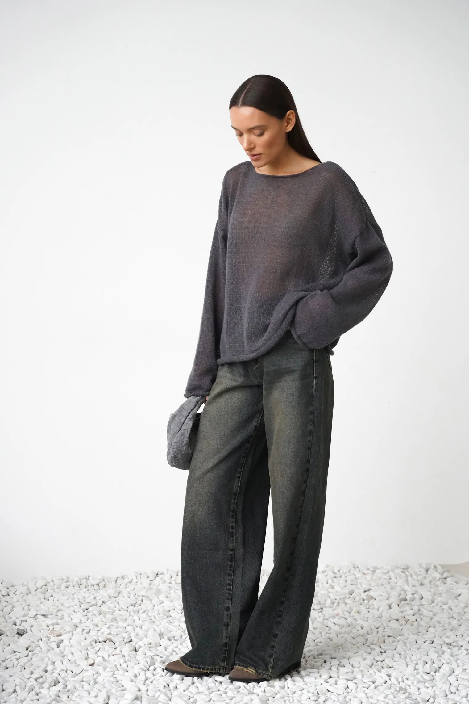 Джемпер мелкой вязки с низким воротником графитового цвета фото 5