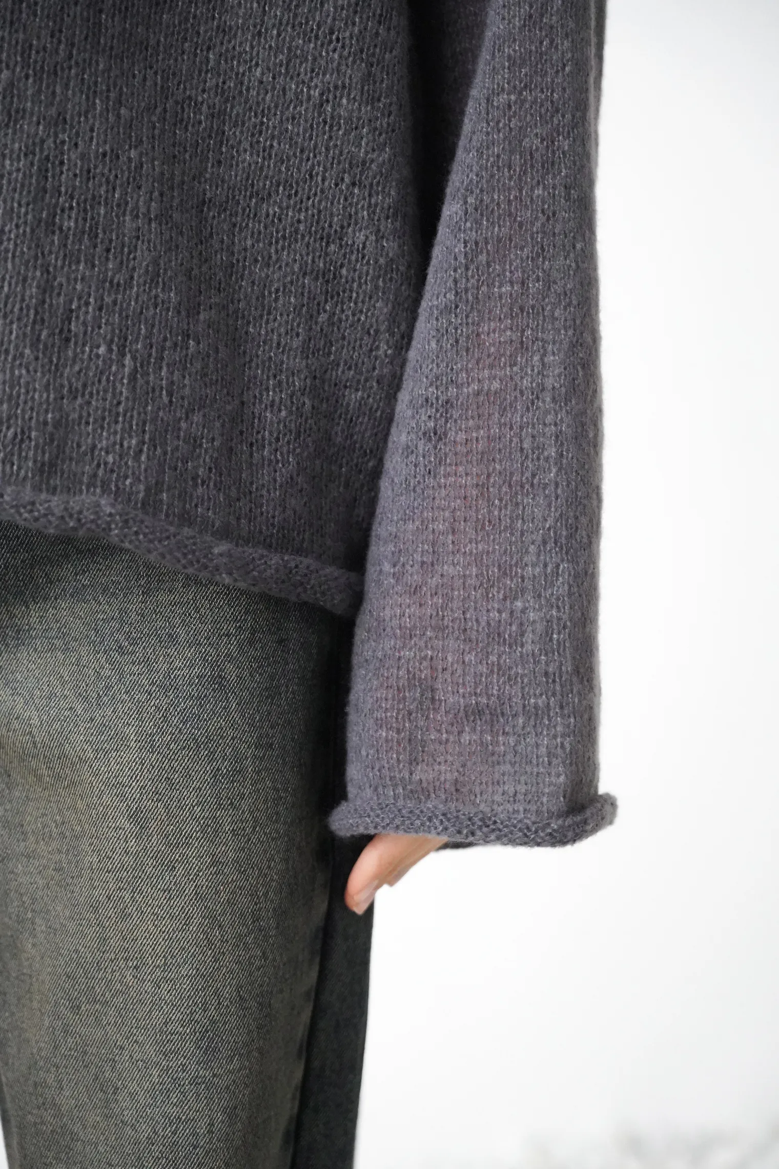 Джемпер мелкой вязки с низким воротником графитового цвета фото 6
