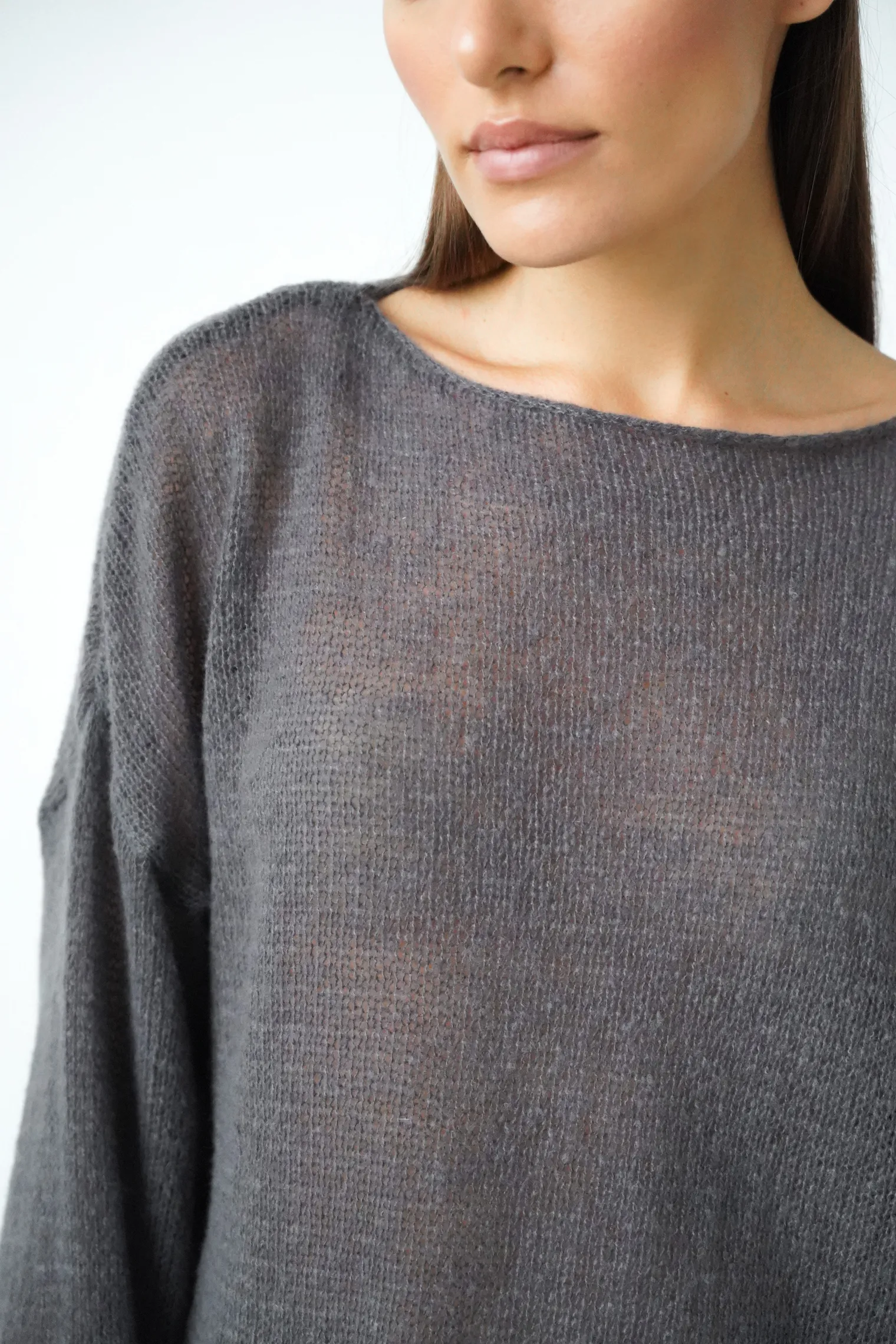 Джемпер мелкой вязки с низким воротником графитового цвета фото 2