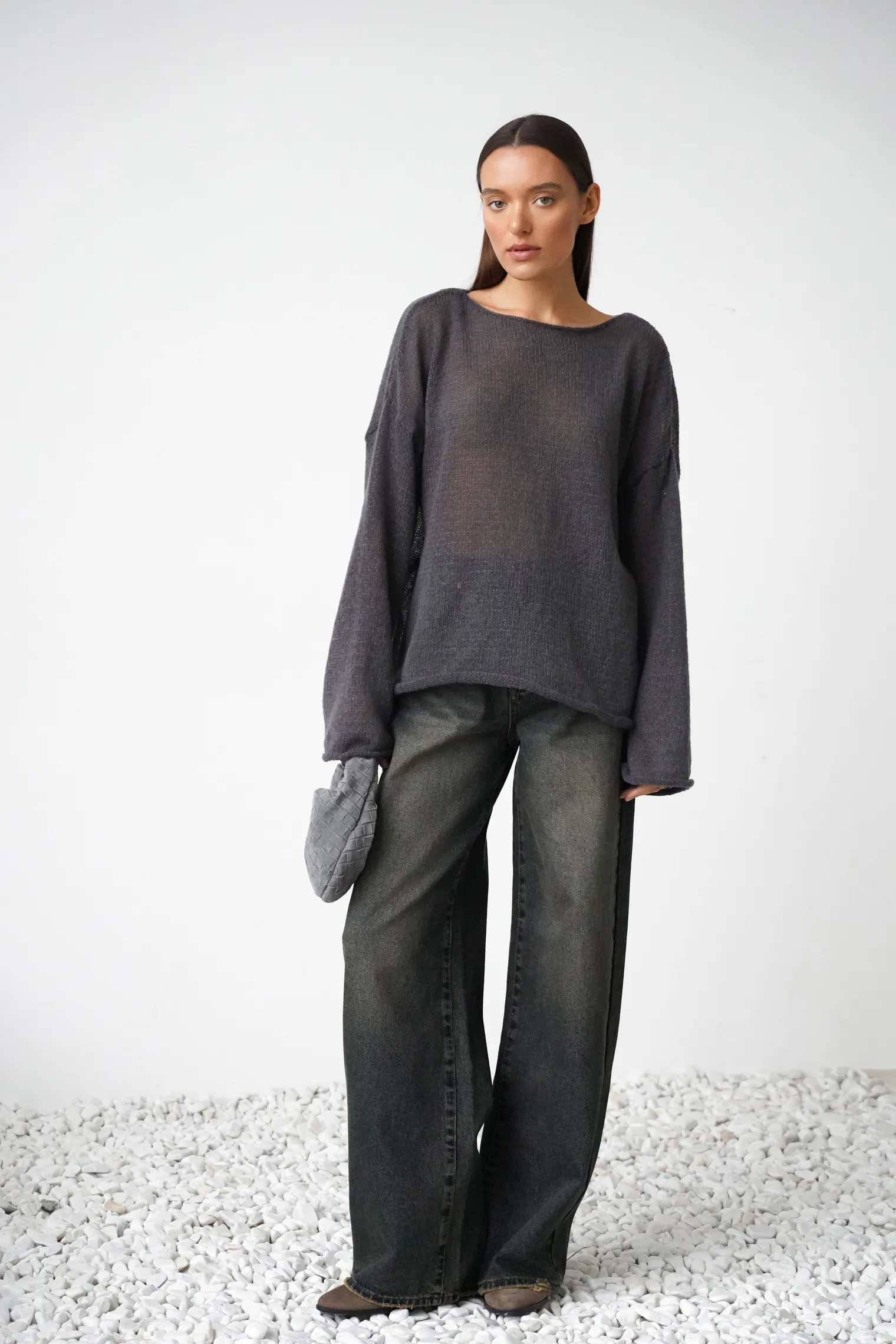 Джемпер мелкой вязки с низким воротником графитового цвета фото 3