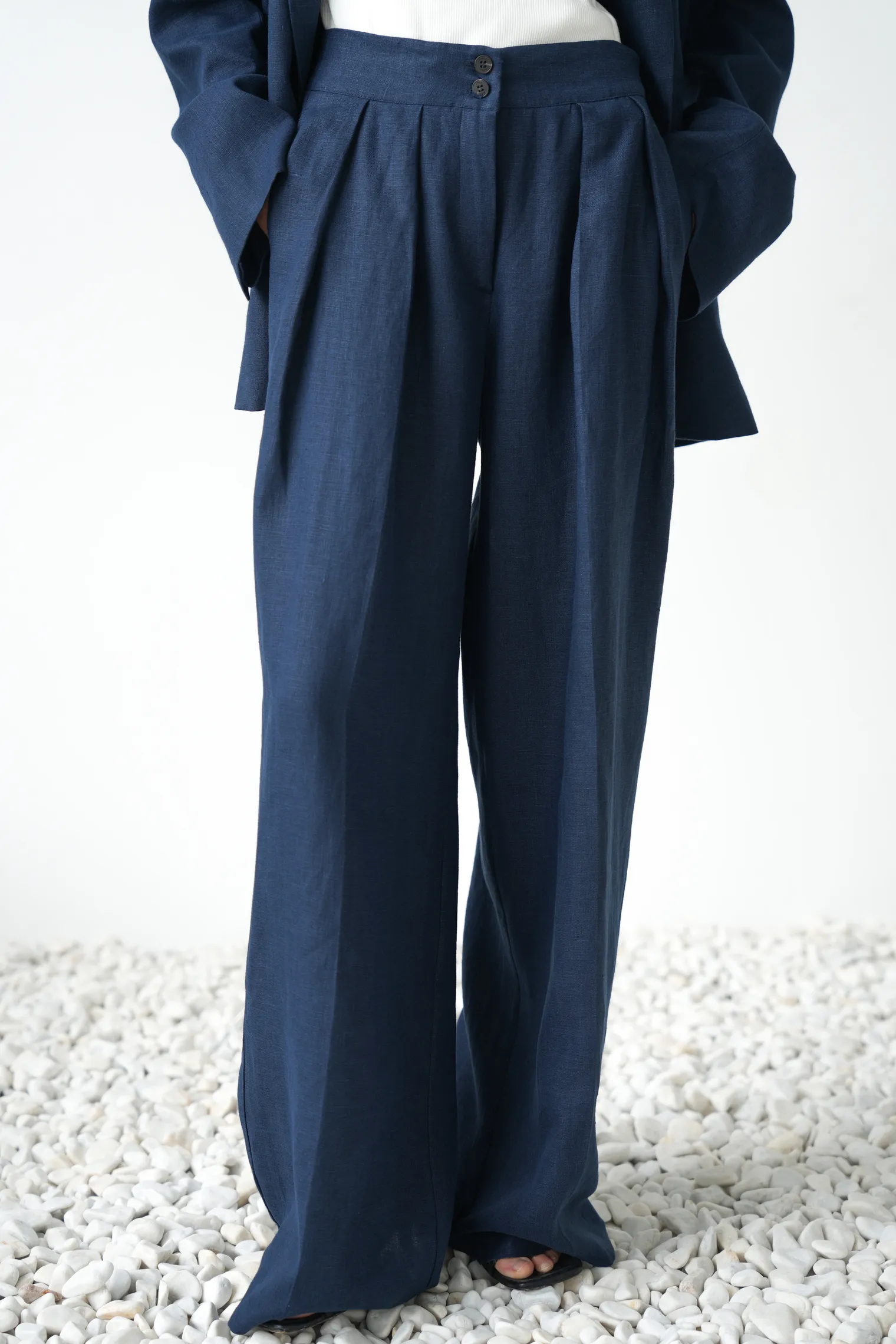 Брюки широкого кроя с завышенной талией со складками синего цвета фото 1