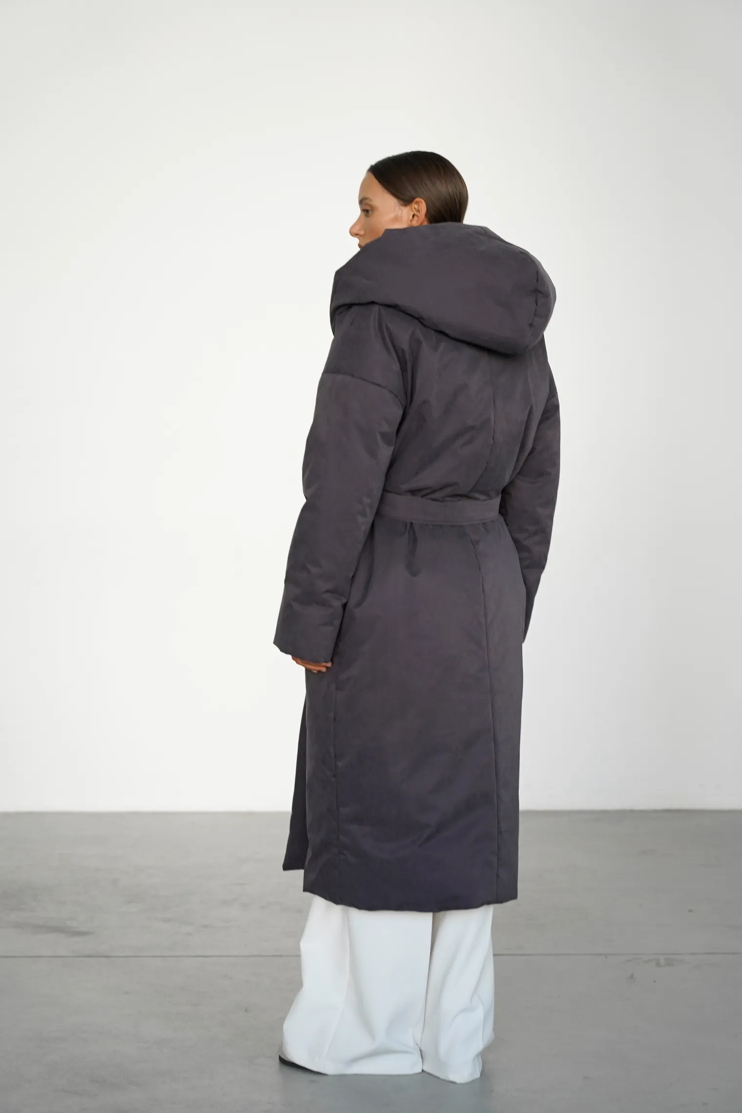 Пальто утепленное с капюшоном цвета антрацит фото 4