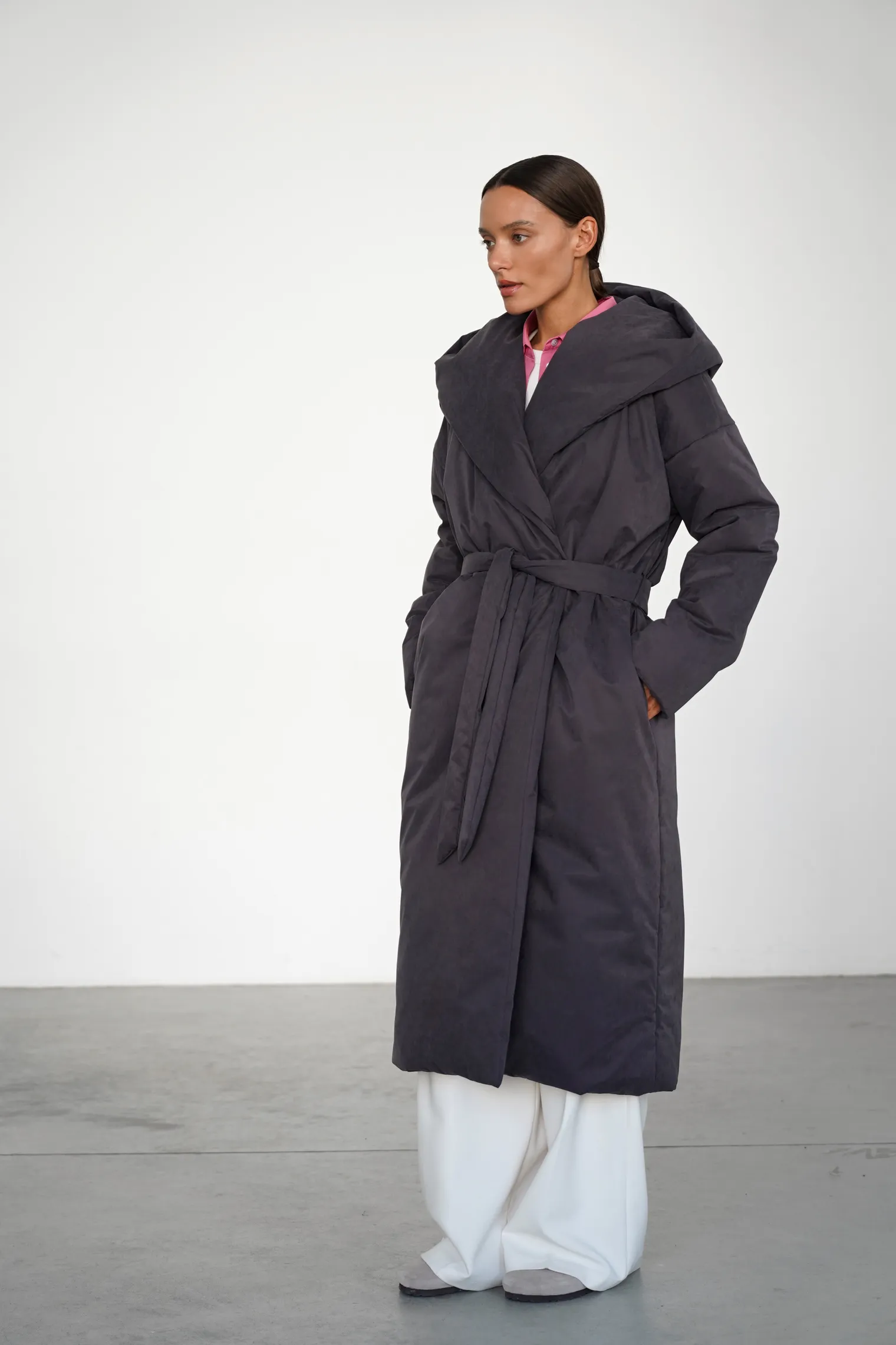 Пальто утепленное с капюшоном цвета антрацит фото 8