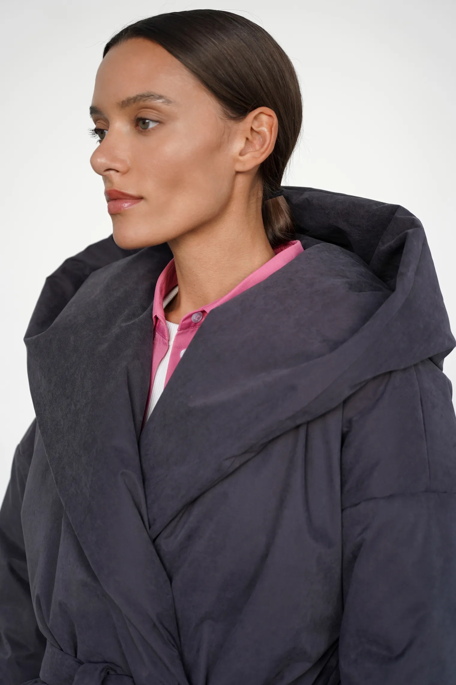 Пальто утепленное с капюшоном цвета антрацит фото 6