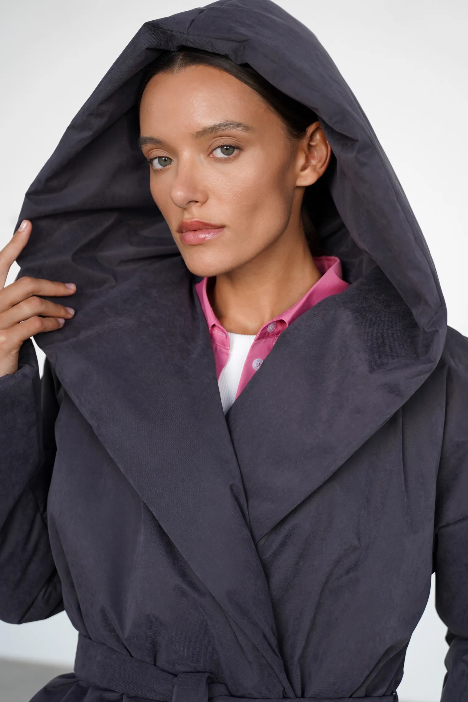 Пальто утепленное с капюшоном цвета антрацит фото 2