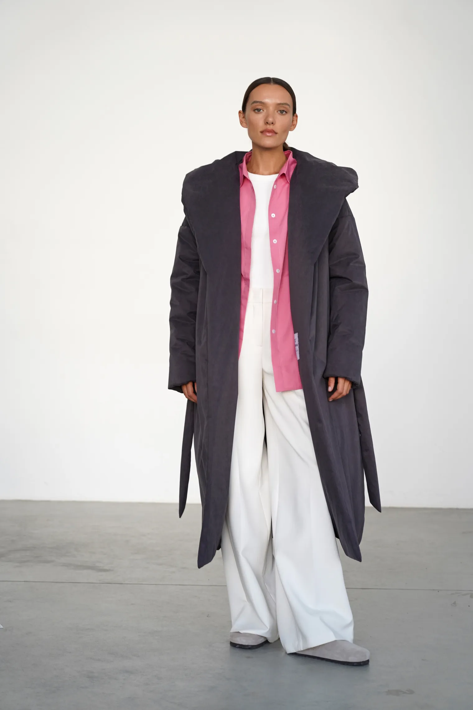 Пальто утепленное с капюшоном цвета антрацит фото 5