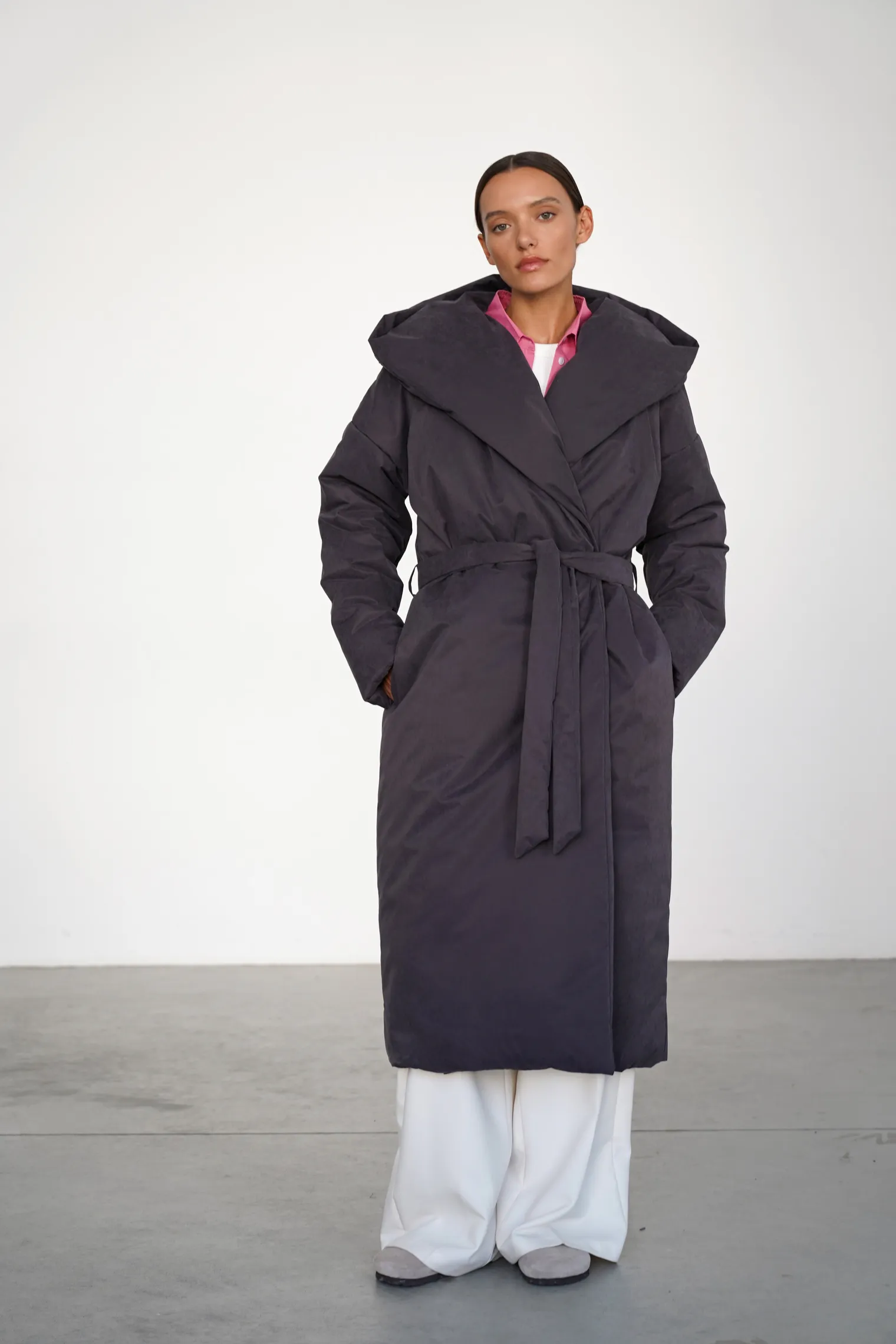 Пальто утепленное с капюшоном цвета антрацит фото 3