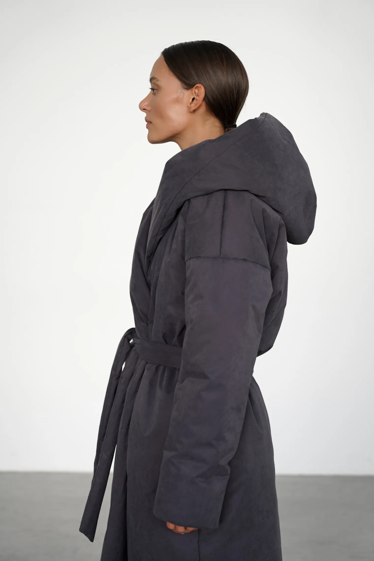 Пальто утепленное с капюшоном цвета антрацит фото 1