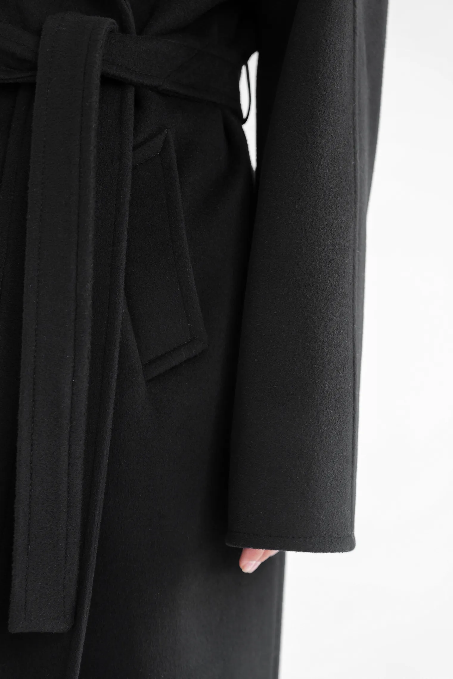 Пальто-халат укороченное с цельнокройным рукавом чёрного цвета фото 2