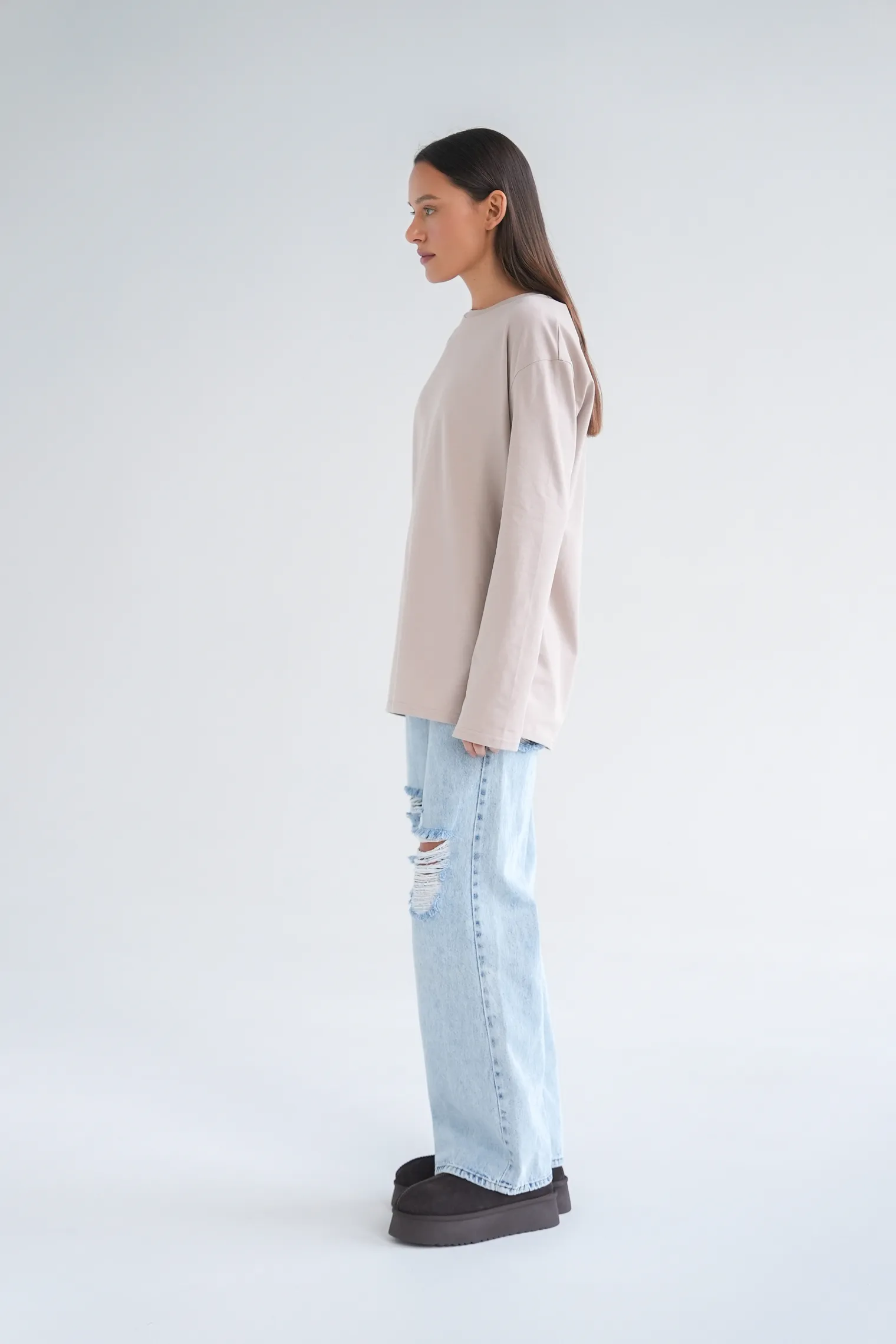 Лонгслив свободного кроя бежевого цвета фото 6