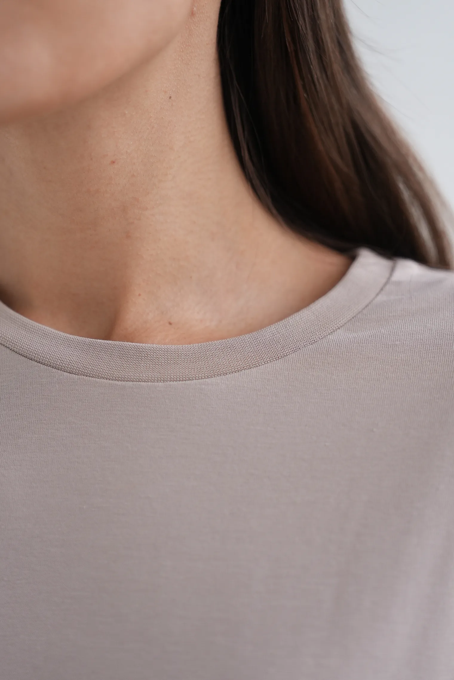 Лонгслив свободного кроя бежевого цвета фото 2