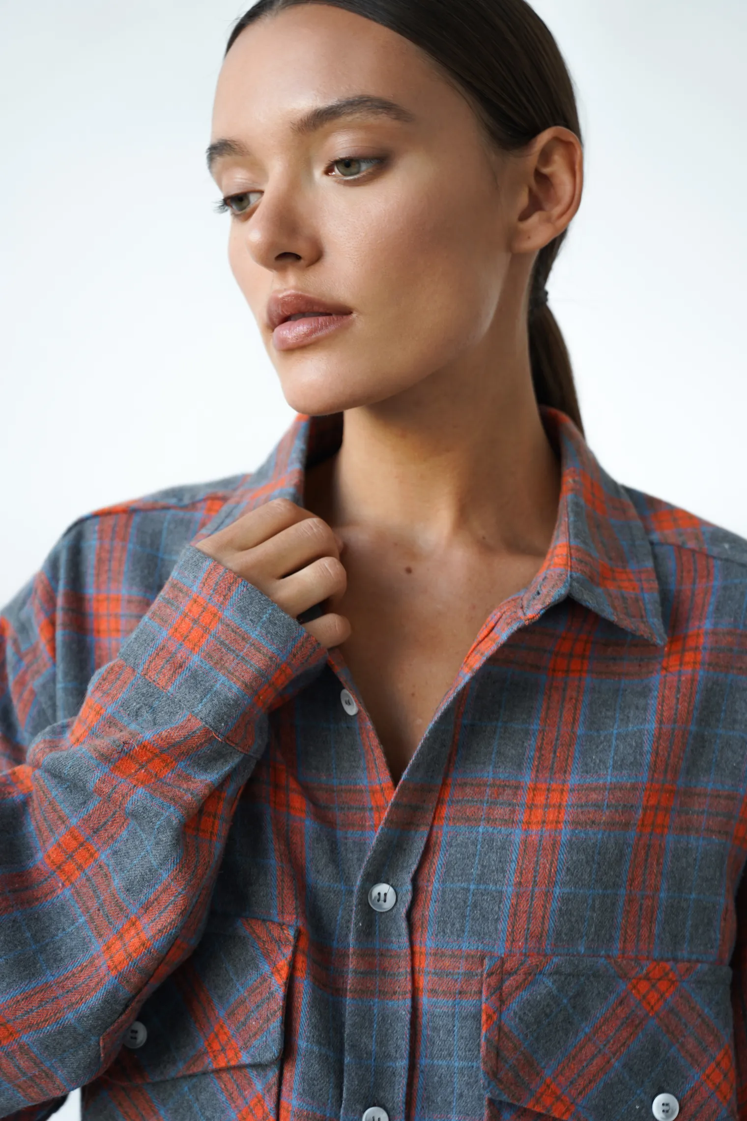 Рубашка мужского кроя с карманами в клетку в цвете графитовый/оранжевый фото 1