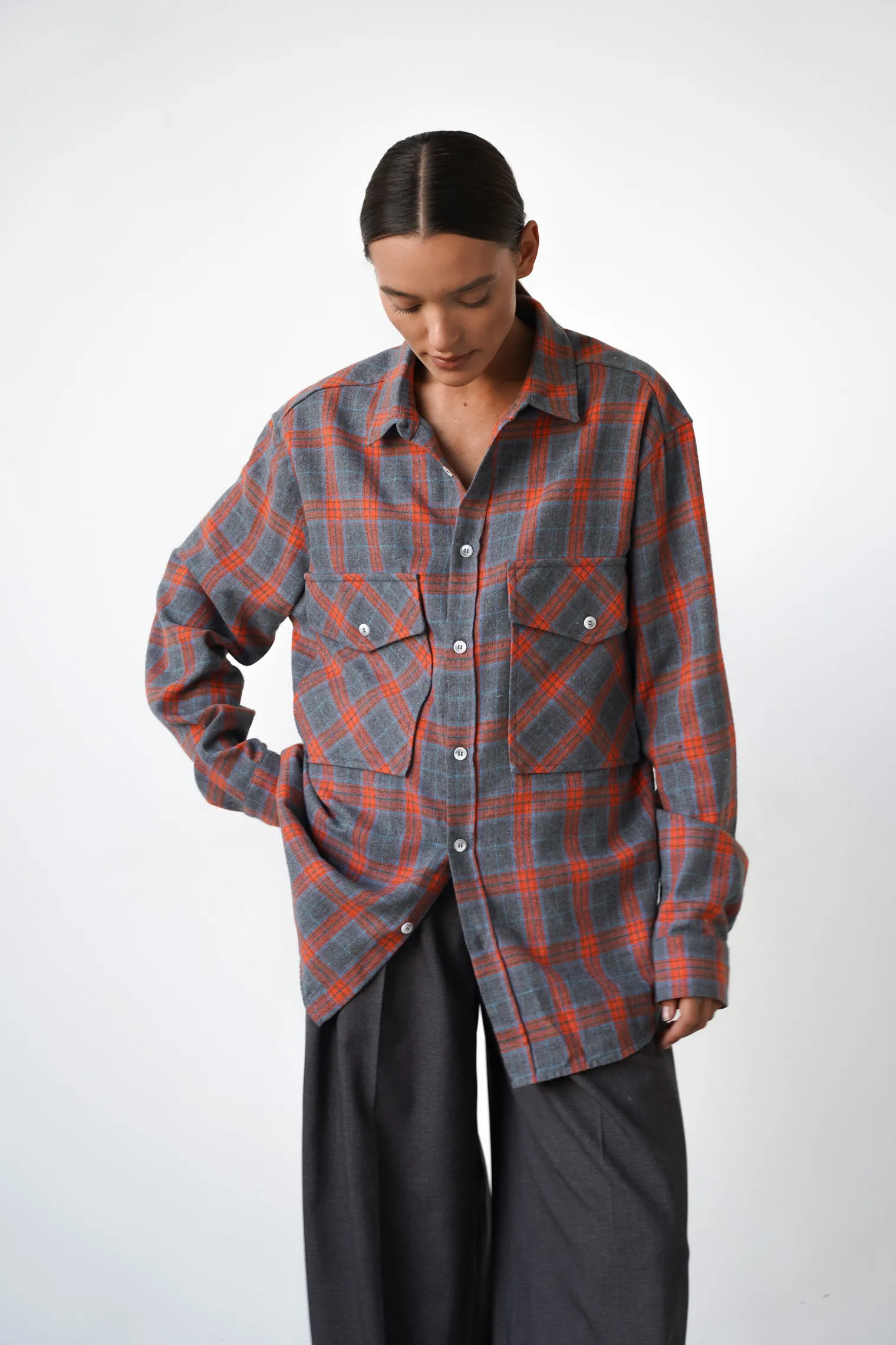 Рубашка мужского кроя с карманами в клетку в цвете графитовый/оранжевый фото 7