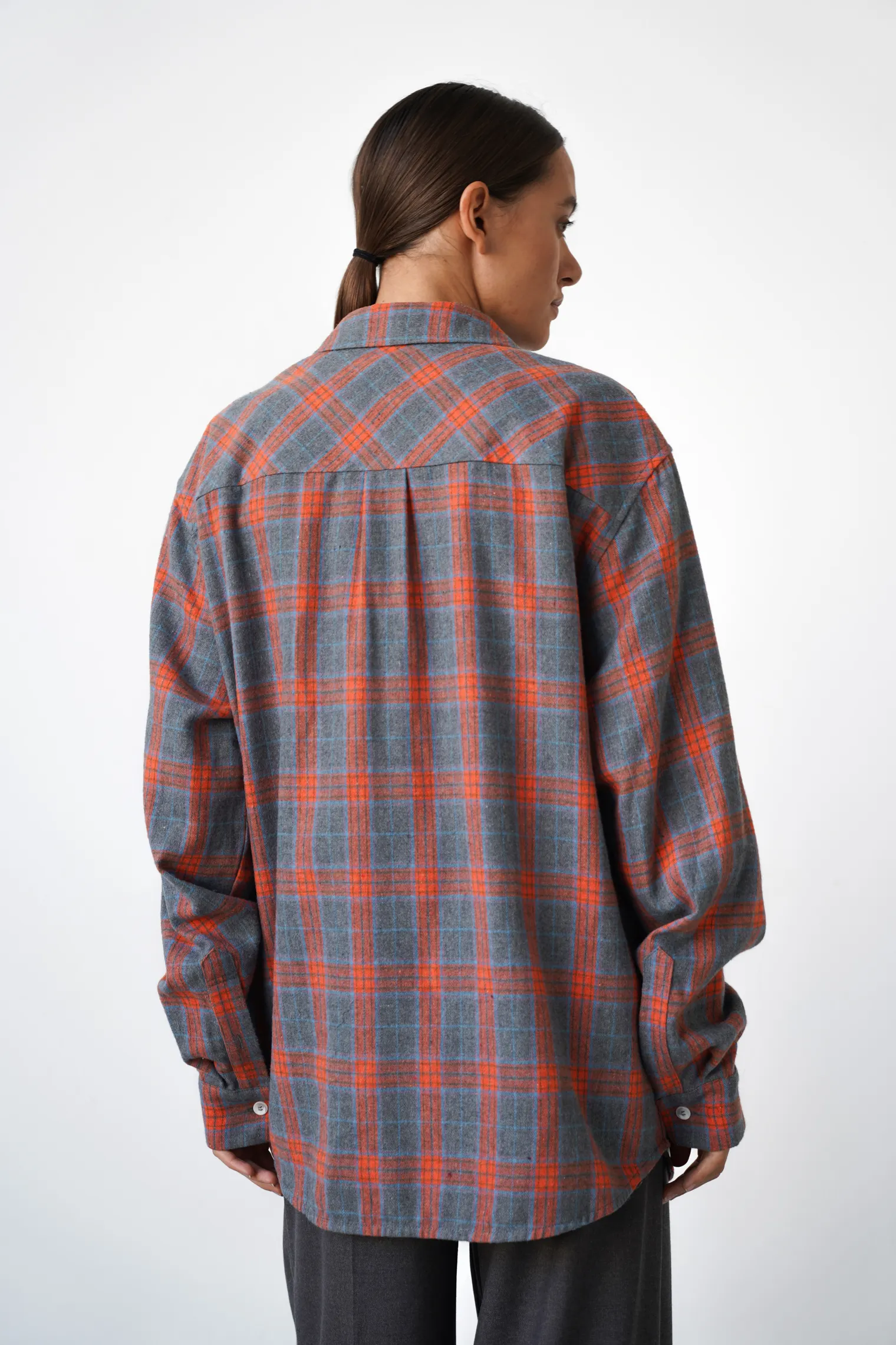 Рубашка мужского кроя с карманами в клетку в цвете графитовый/оранжевый фото 4