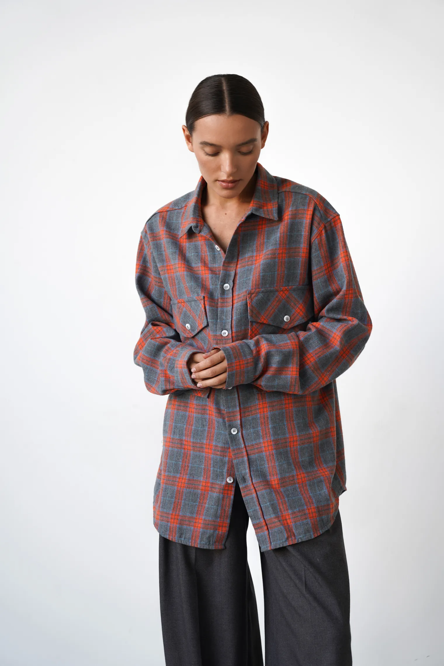 Рубашка мужского кроя с карманами в клетку в цвете графитовый/оранжевый фото 2
