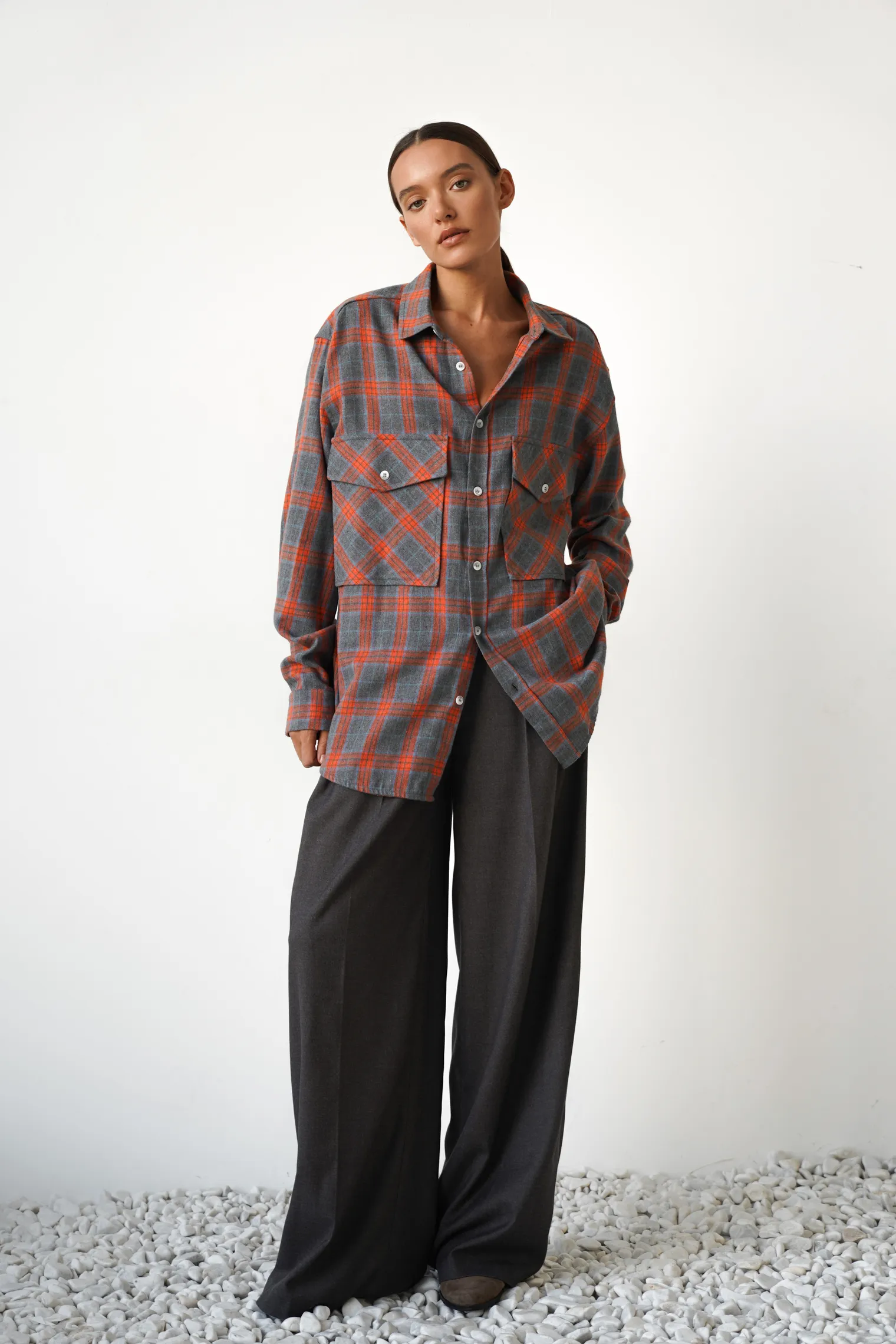 Рубашка мужского кроя с карманами в клетку в цвете графитовый/оранжевый фото 3