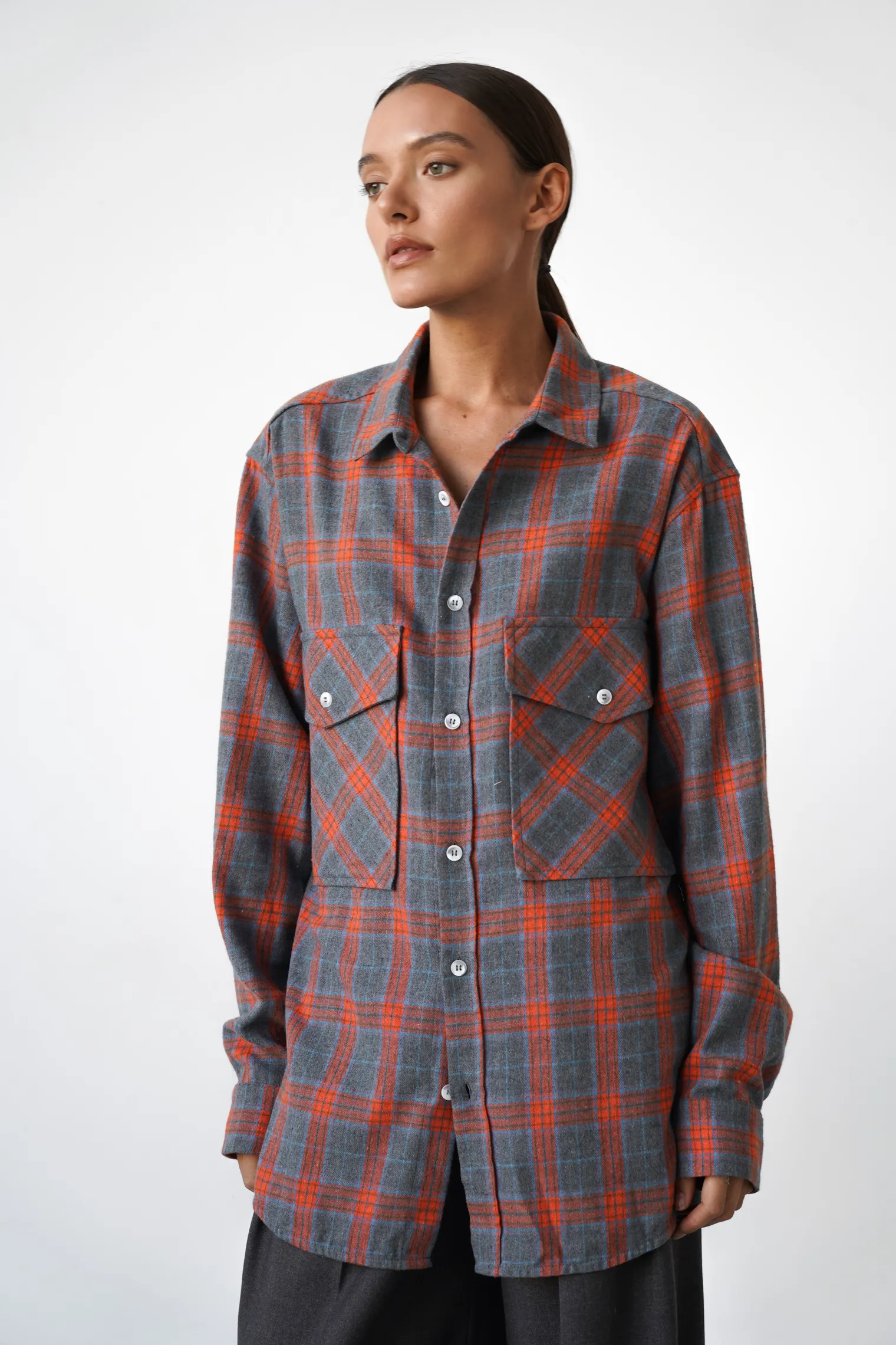 Рубашка мужского кроя с карманами в клетку в цвете графитовый/оранжевый фото 5