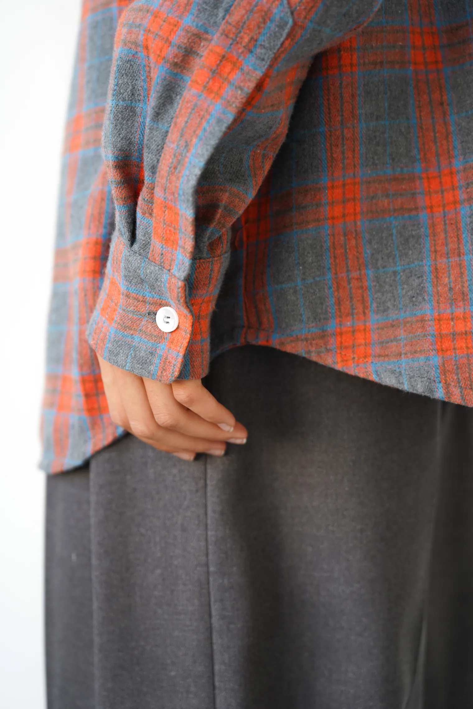 Рубашка мужского кроя с карманами в клетку в цвете графитовый/оранжевый фото 6