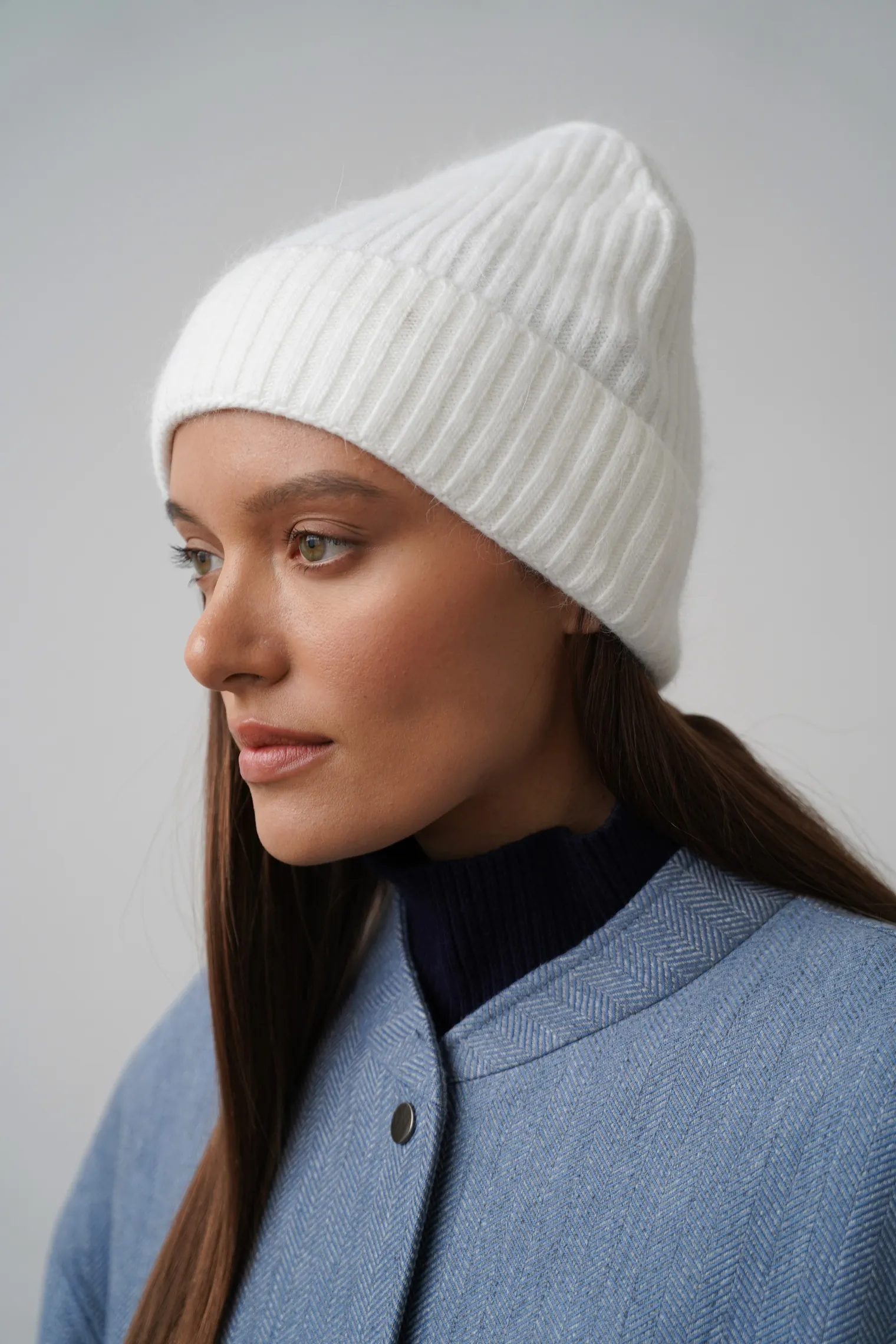Шапка из ангоры однослойная белого цвета фото 4