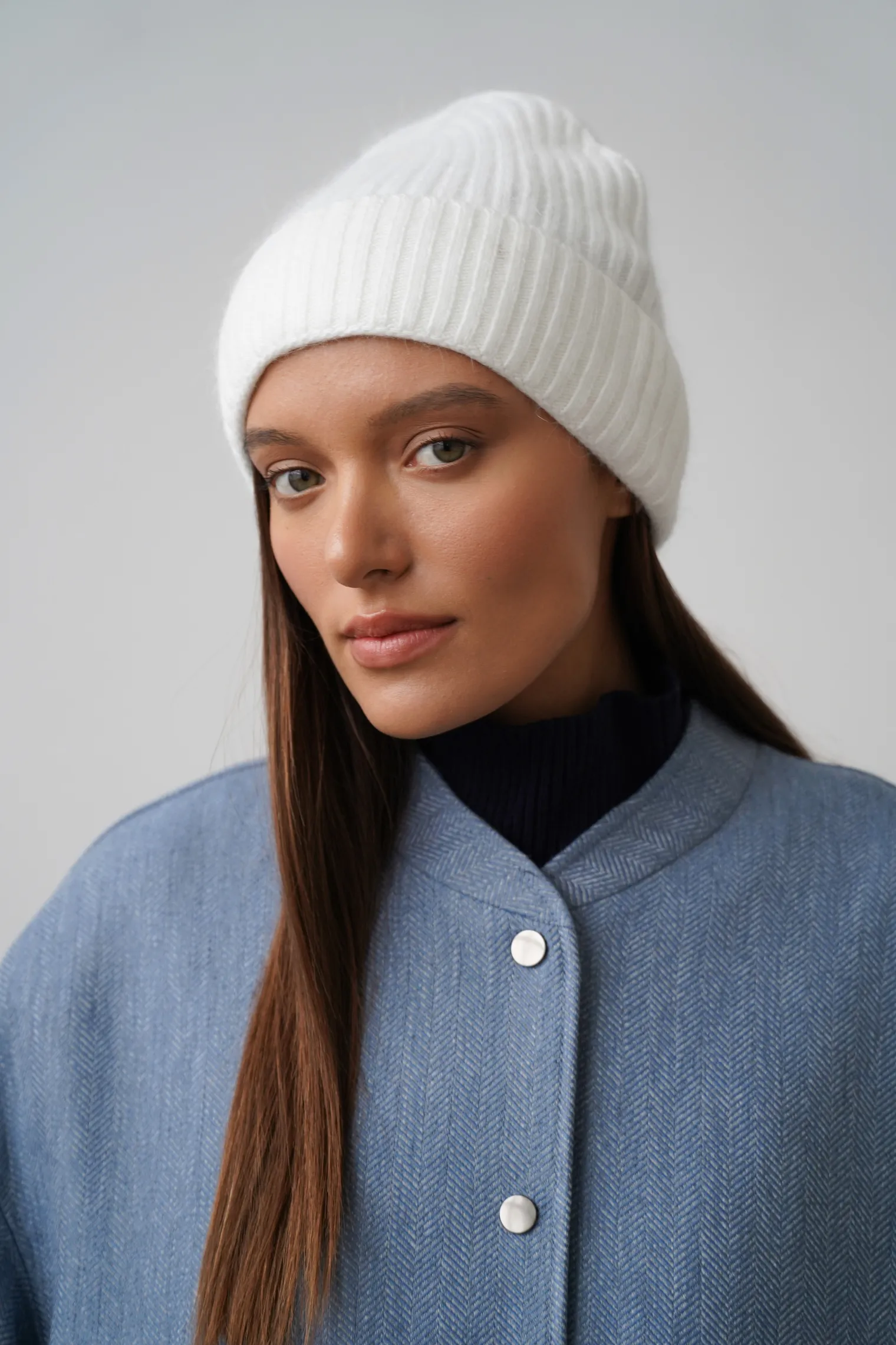 Шапка из ангоры однослойная белого цвета фото 3