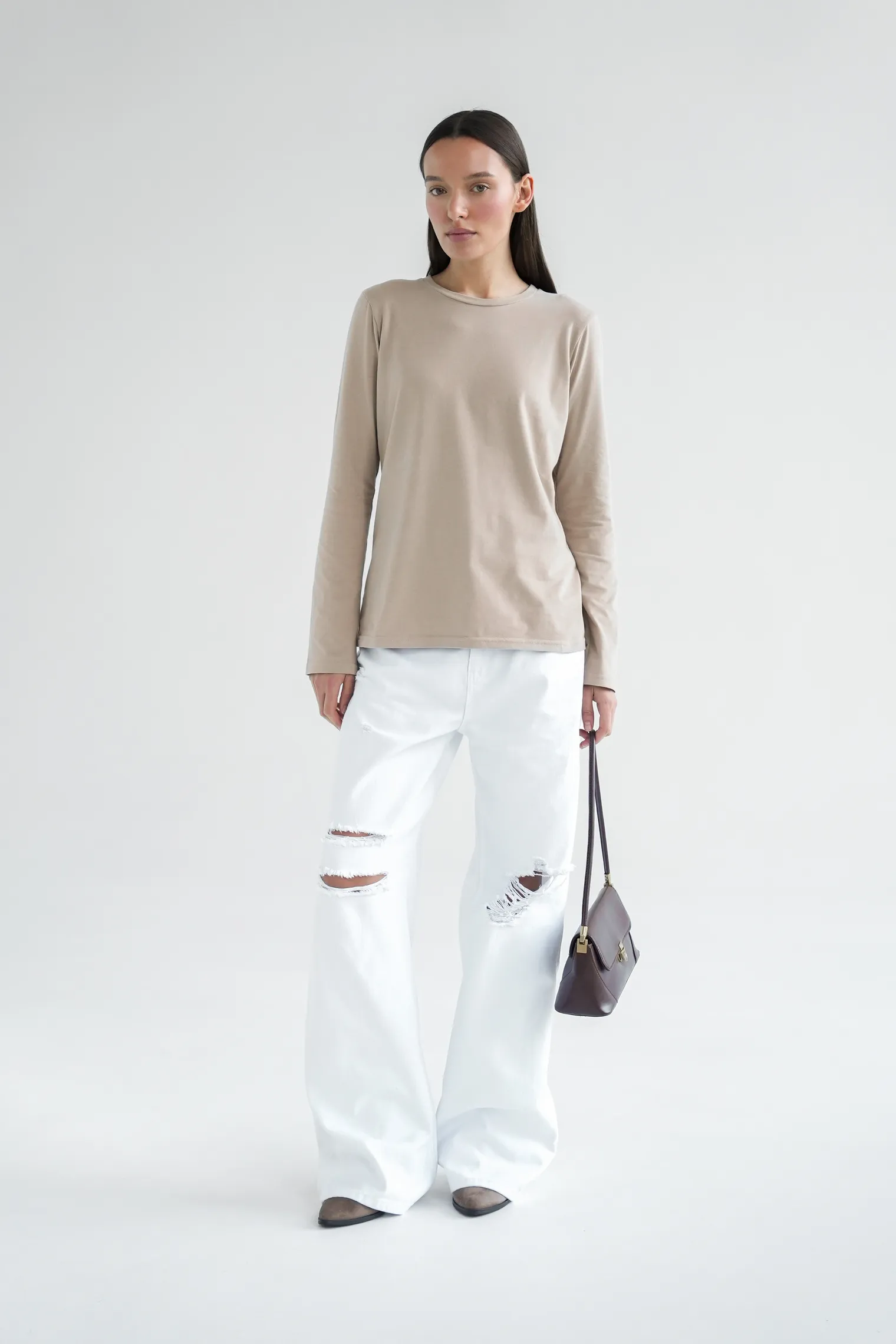 Джинсы свободного кроя с разрезами белого цвета фото 2