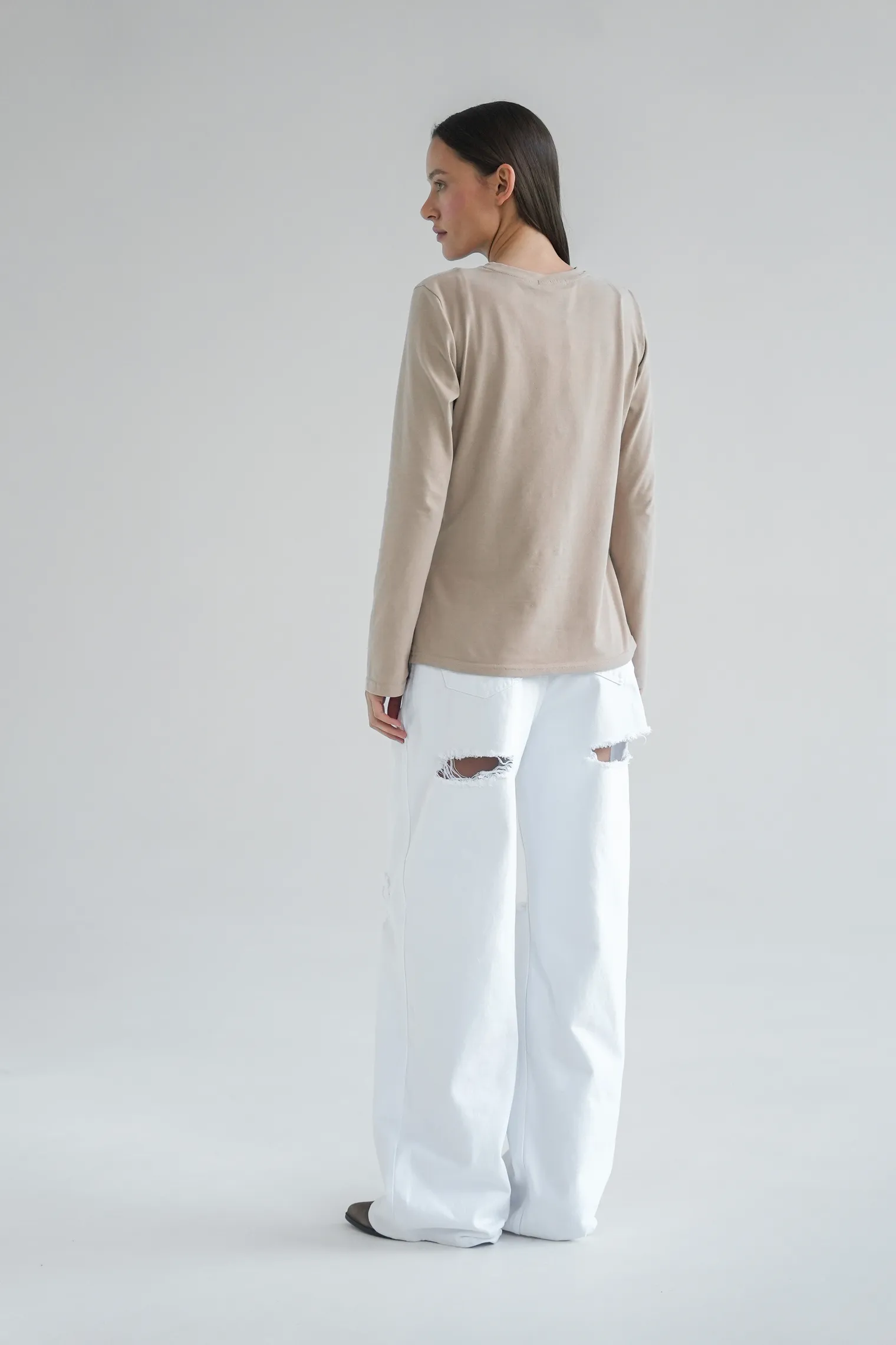 Джинсы свободного кроя с разрезами белого цвета фото 8