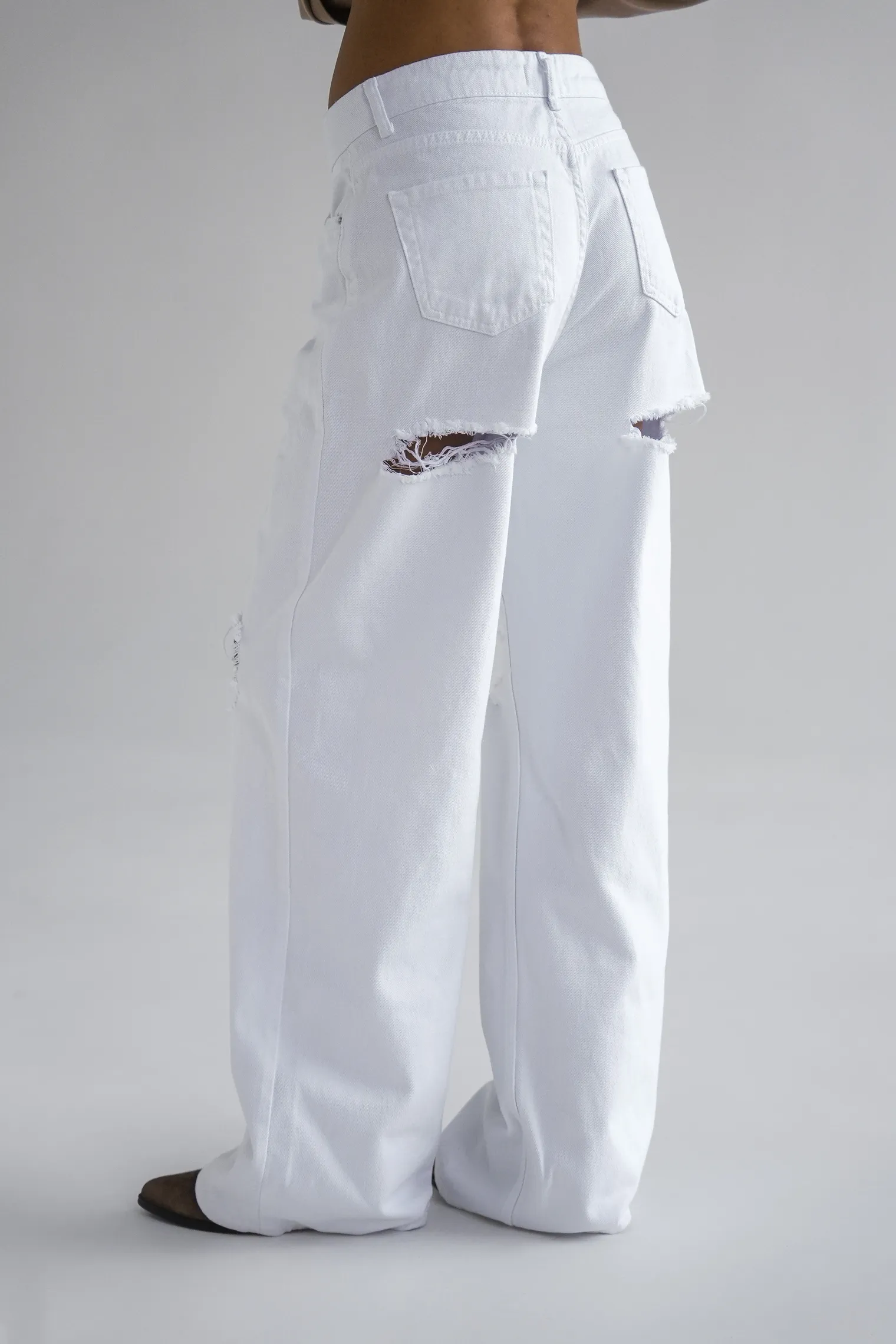 Джинсы свободного кроя с разрезами белого цвета фото 3
