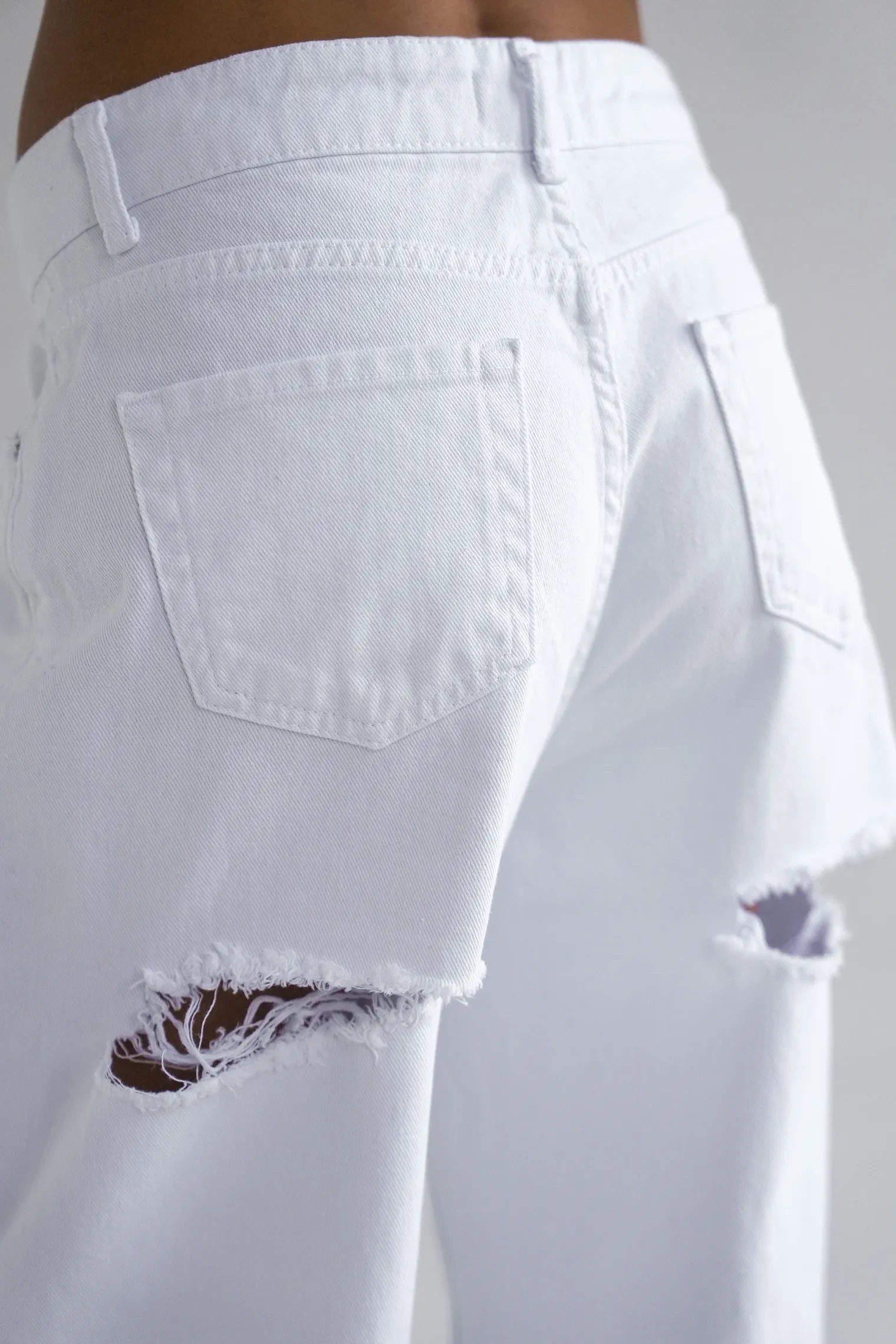 Джинсы свободного кроя с разрезами белого цвета фото 5