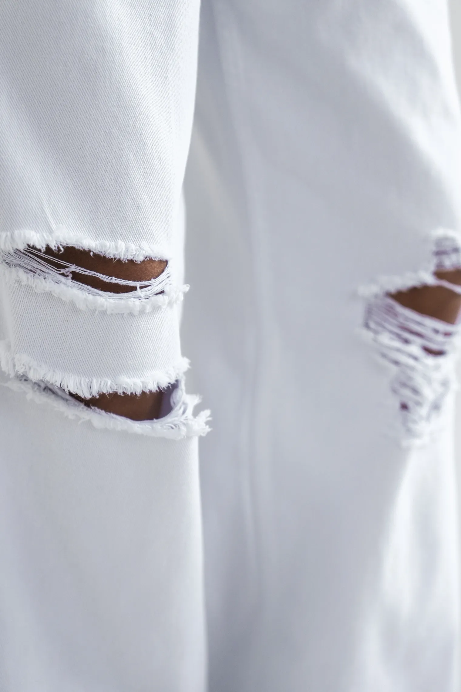 Джинсы свободного кроя с разрезами белого цвета фото 7