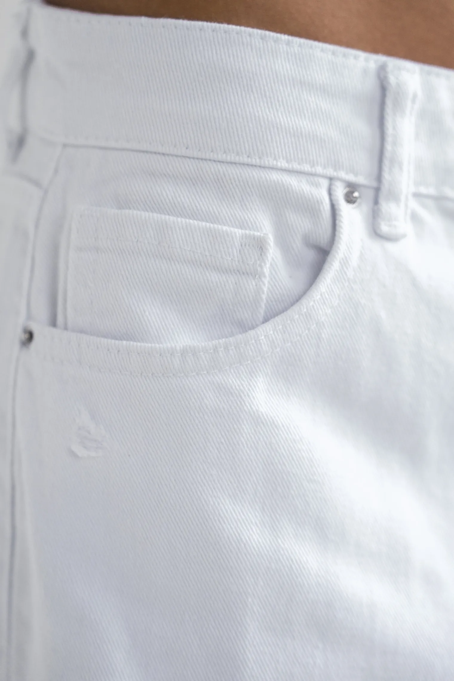 Джинсы свободного кроя с разрезами белого цвета фото 9