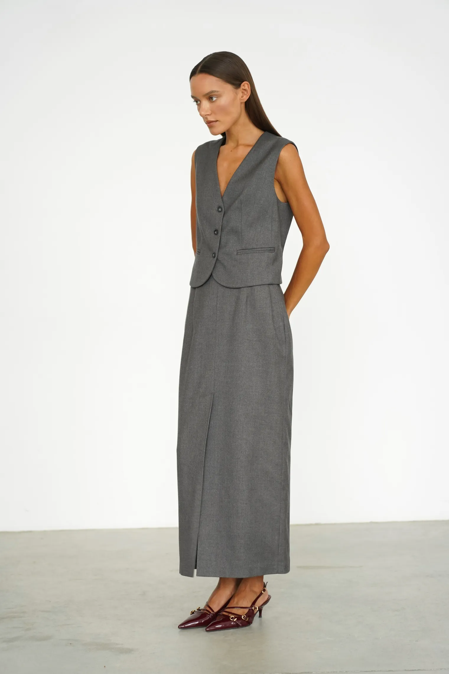 Однобортный жилет с пуговицами графитового цвета фото 3