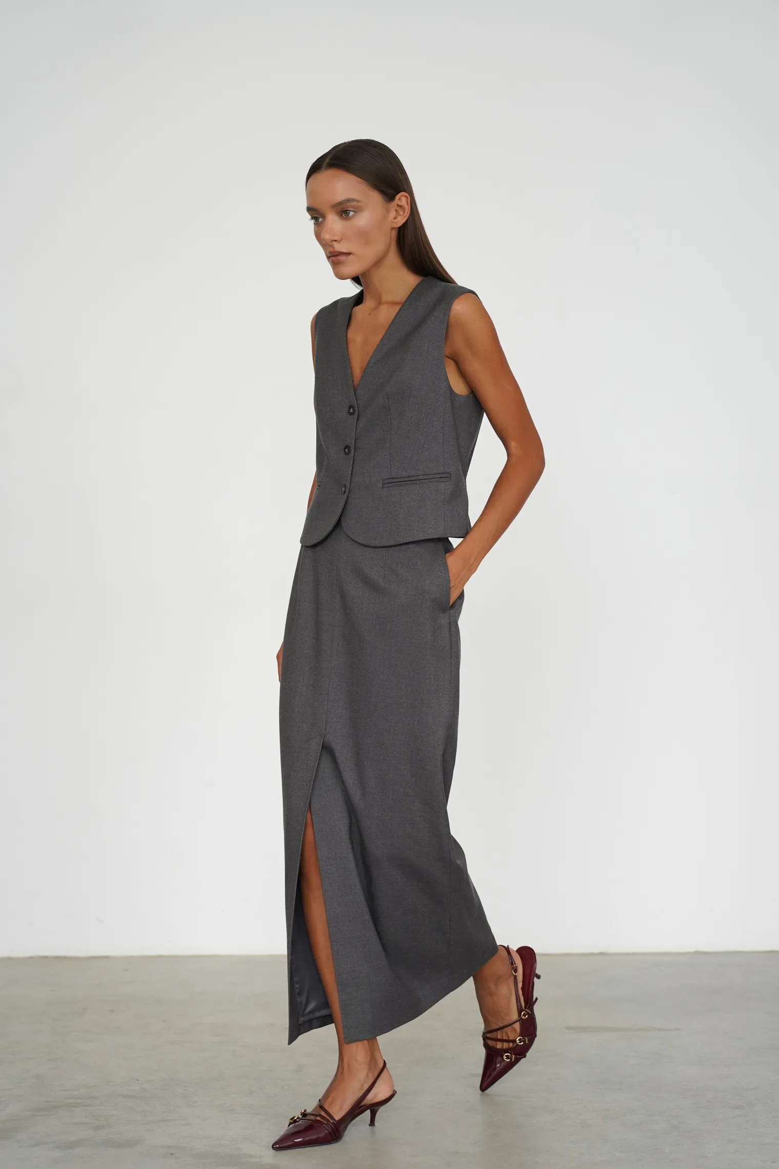 Однобортный жилет с пуговицами графитового цвета фото 7