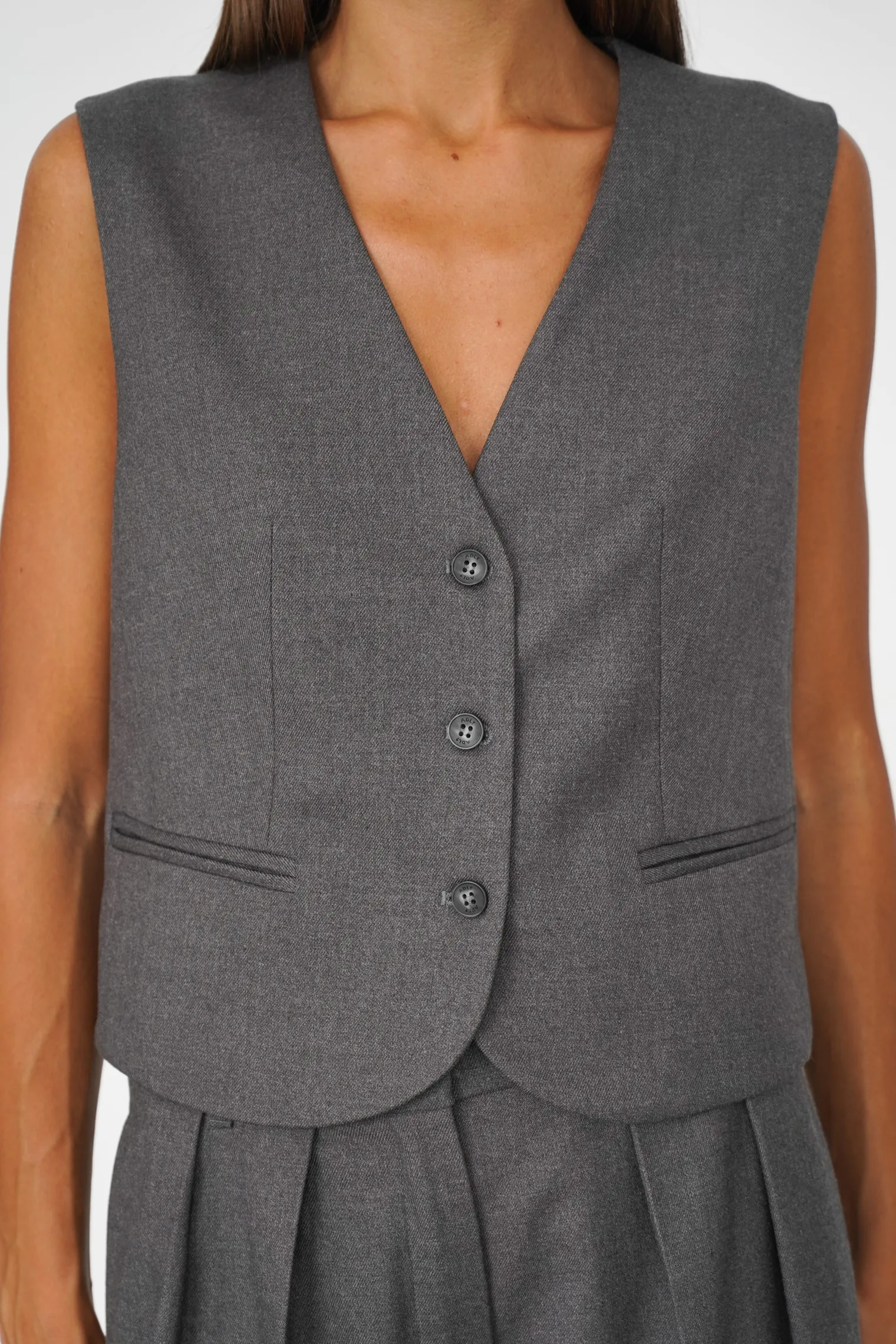 Однобортный жилет с пуговицами графитового цвета фото 6