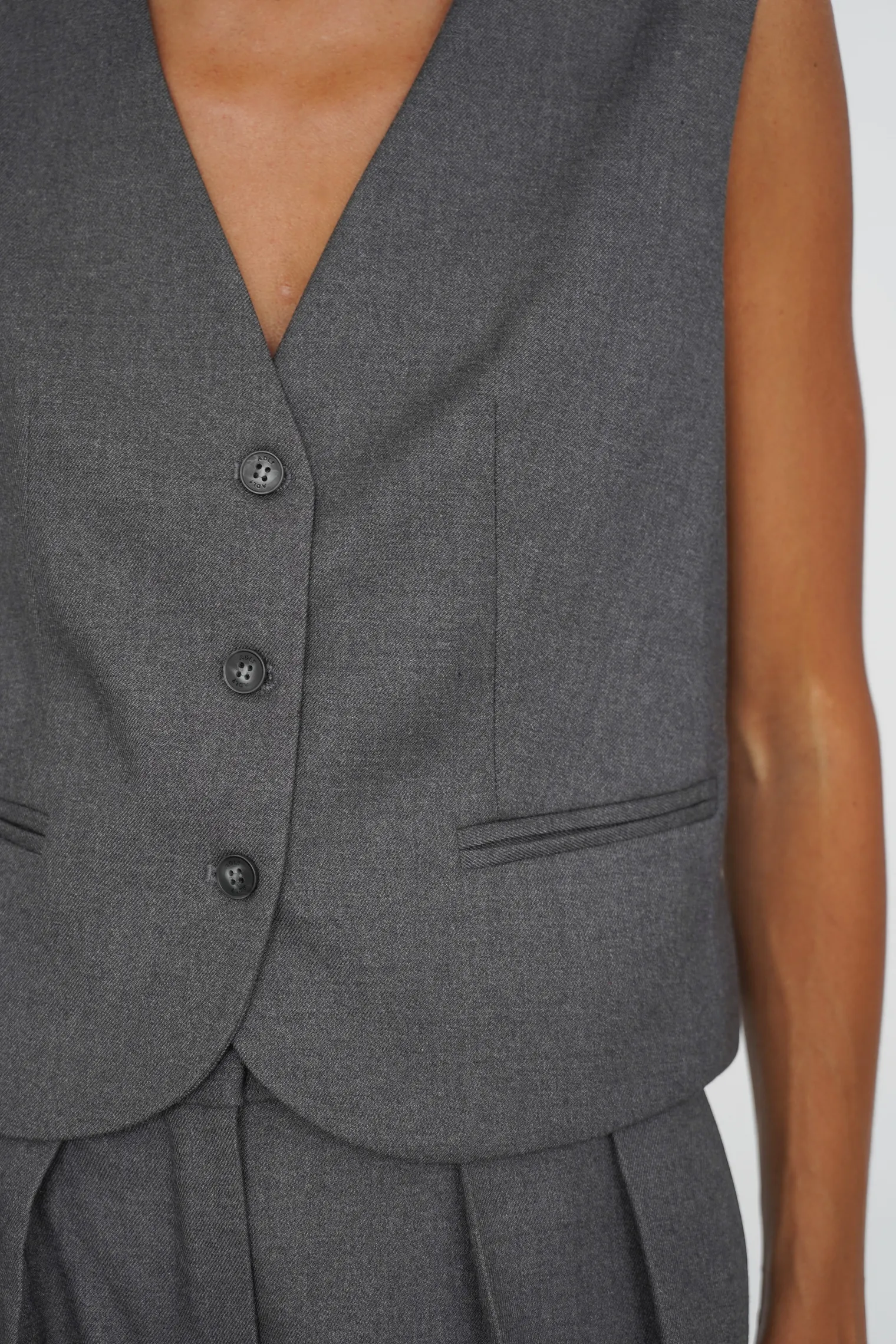 Однобортный жилет с пуговицами графитового цвета фото 2