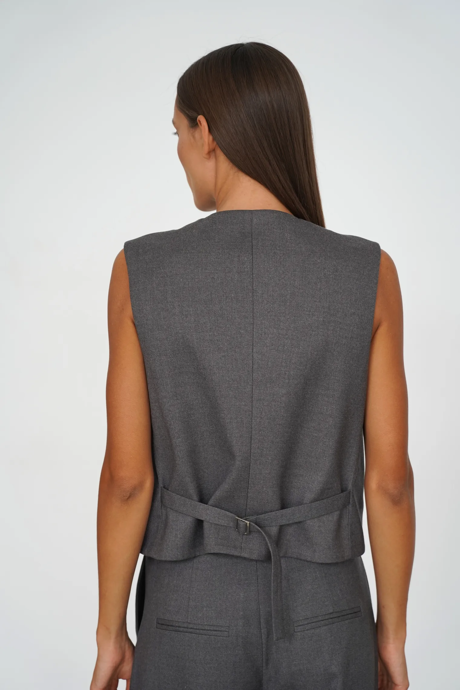 Однобортный жилет с пуговицами графитового цвета фото 4